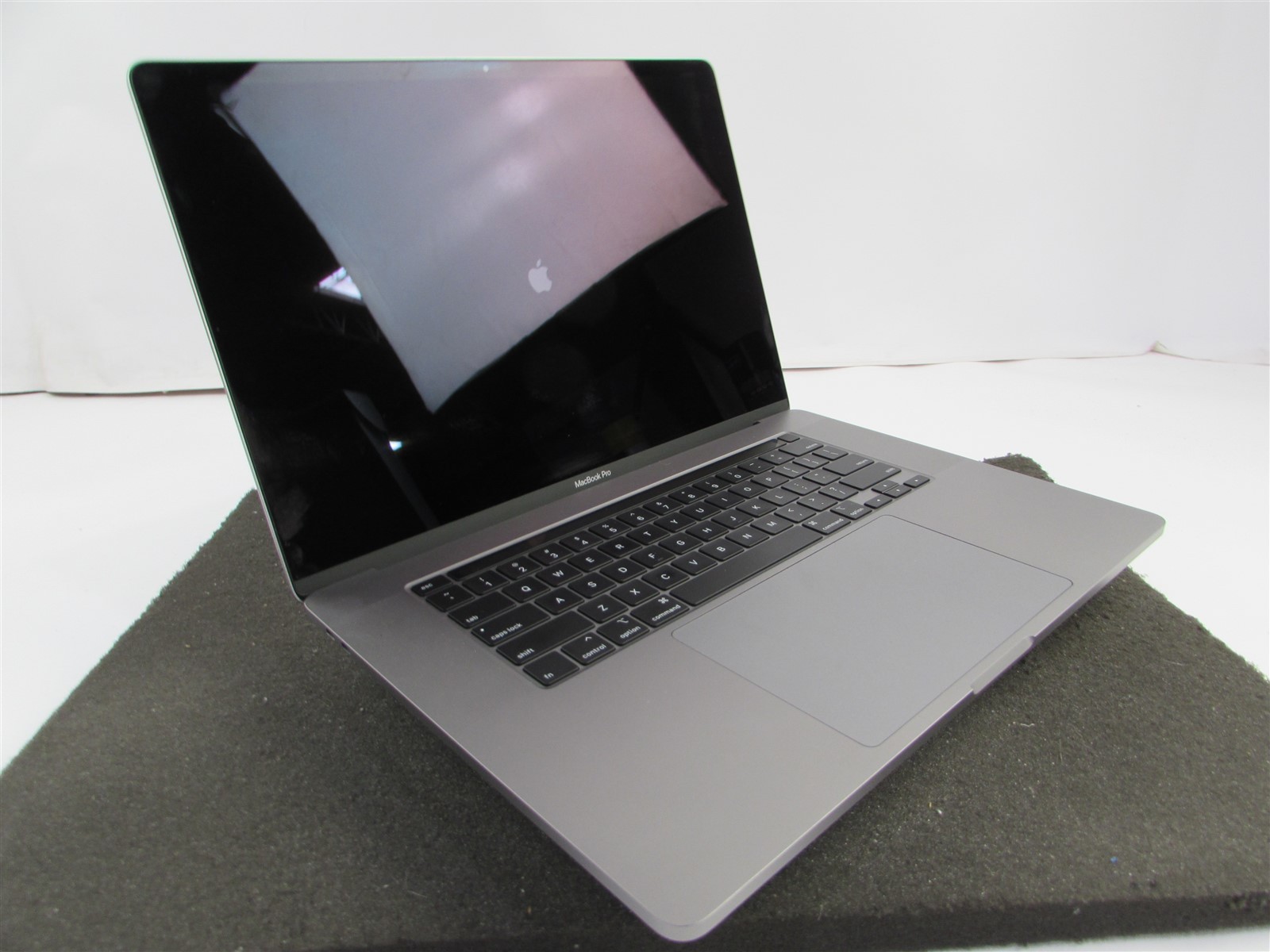 APPLE MACBOOK PRO A2141 3072X1920 I9-9980Hk 1TB SSD 32GB RAM AMD GPU NO O.S
