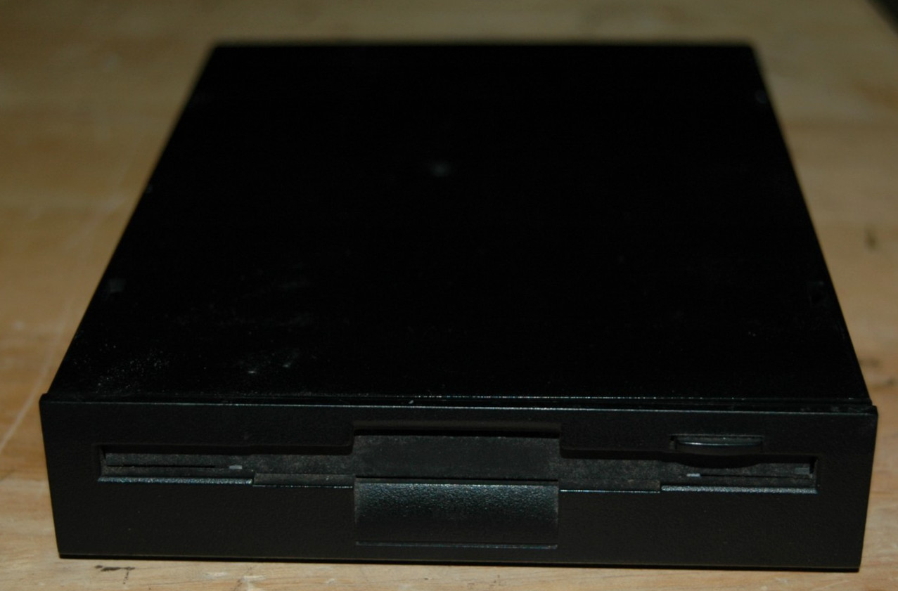 2 laptops Dell Vostro 1000 15″ [AS IS] AMD Turion 64 X2 and CTX EzBook 700E
