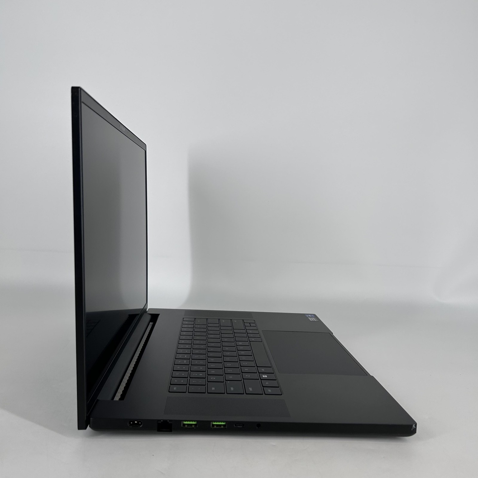 Razer Blade 18 240Hz QHD+ 2.2 GHz i9-13950HX 16GB 1TB SSD RTX 4060 Very Good
