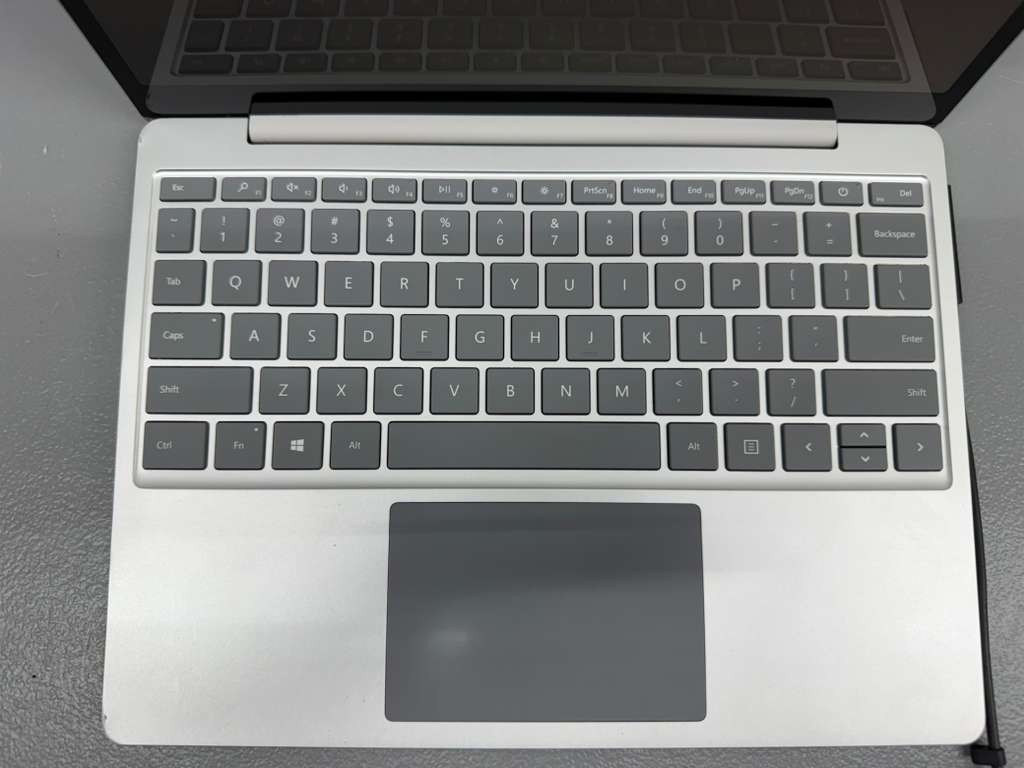 Microsoft Surface Laptop Go 12.4″ i5 62GB 4GB – READ DESC