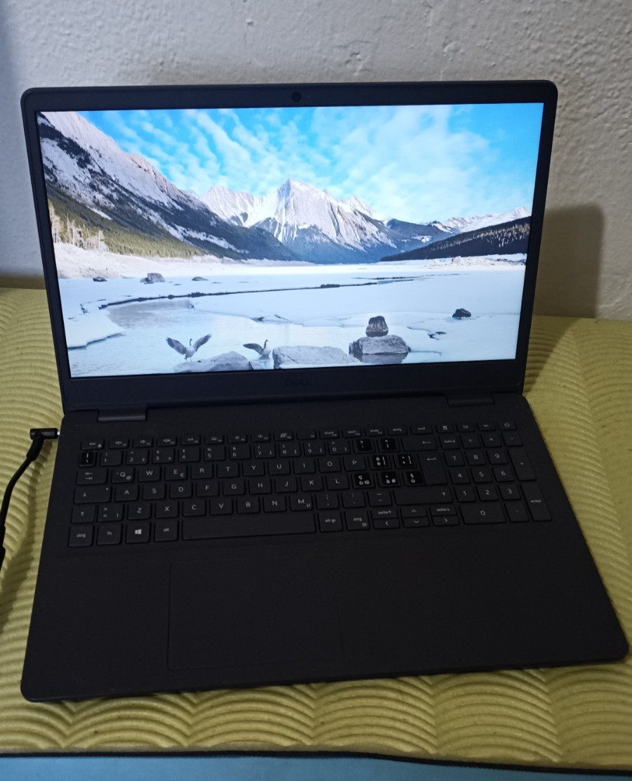 DELL inspiron 3505 15.6″ FULLHD iryzen 3-3250u 8GB 256gb SSD amd 2gb WIN11