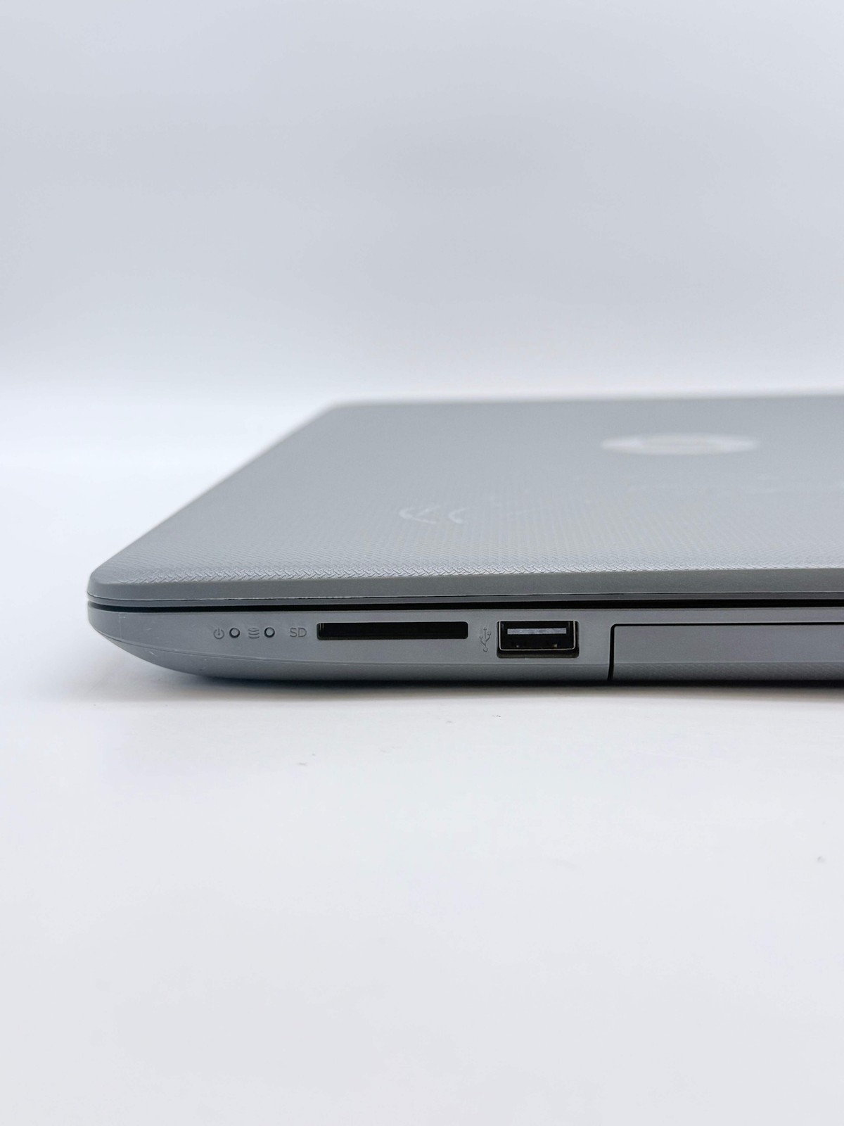 HP 15-bs033cl 15.6″ Core i3-7100U 8GB 256GB SSD Touchscreen Laptop
