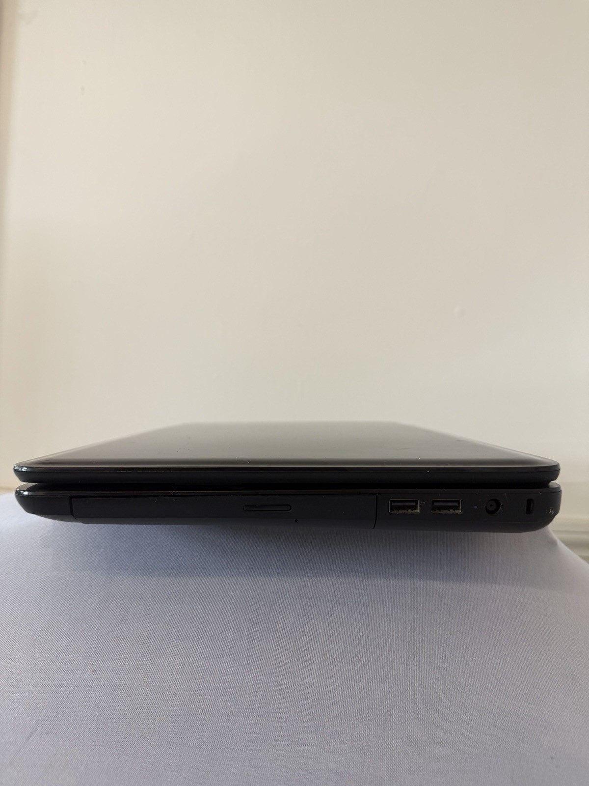 HP Notebook 2000 Laptop – Good Screen – AMD E-300 – RAM 4 GB – Read Des
