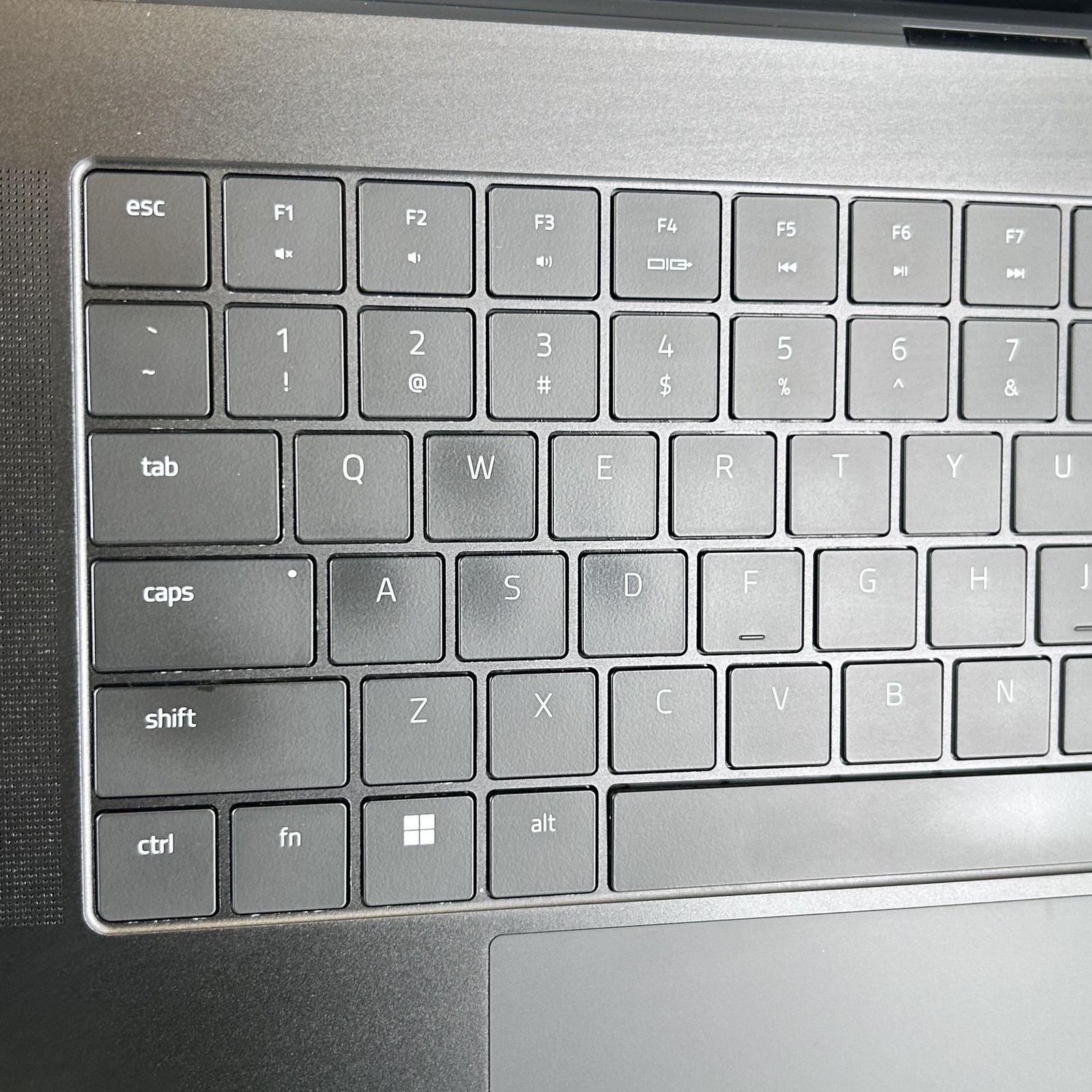 Razer Blade 16 Black 239Hz QHD+ 2.2 GHz i9-14900HX 32GB 1TB RTX 4080 STICKY KEYS