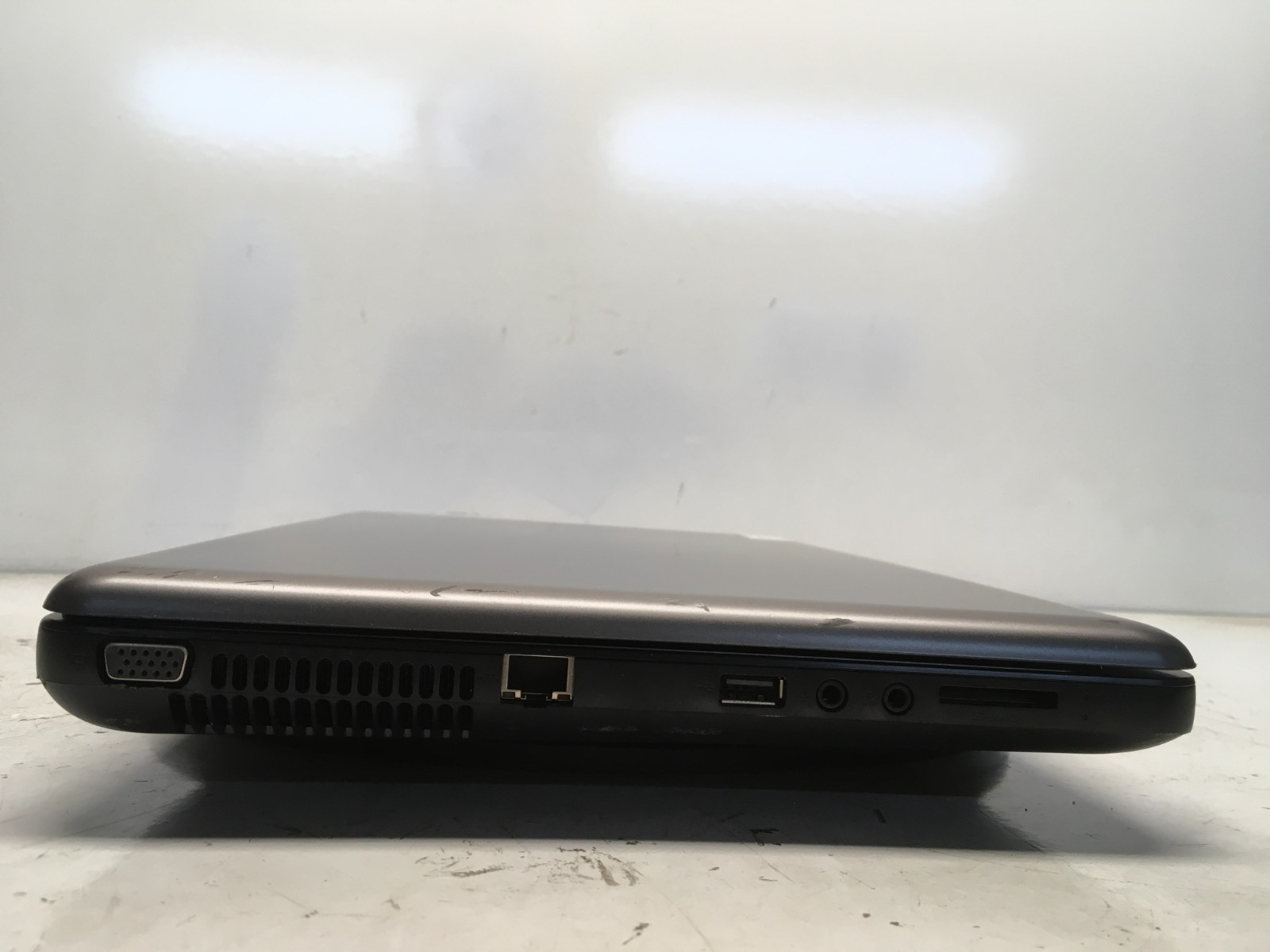 HP 2000-363NR Intel i3-M370 2.4GHz 4 GB NO HDD