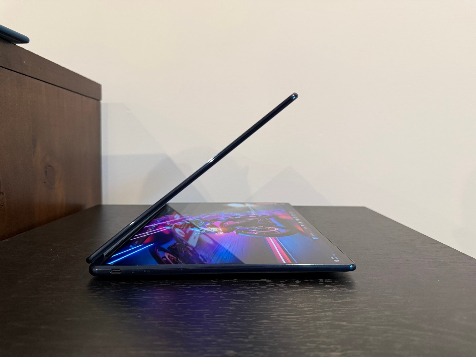 Lenovo Yoga Book 9i 14″ DUAL OLED 3K 16GB RAM Ultra 7 255H 1TB SSD Laptop B
