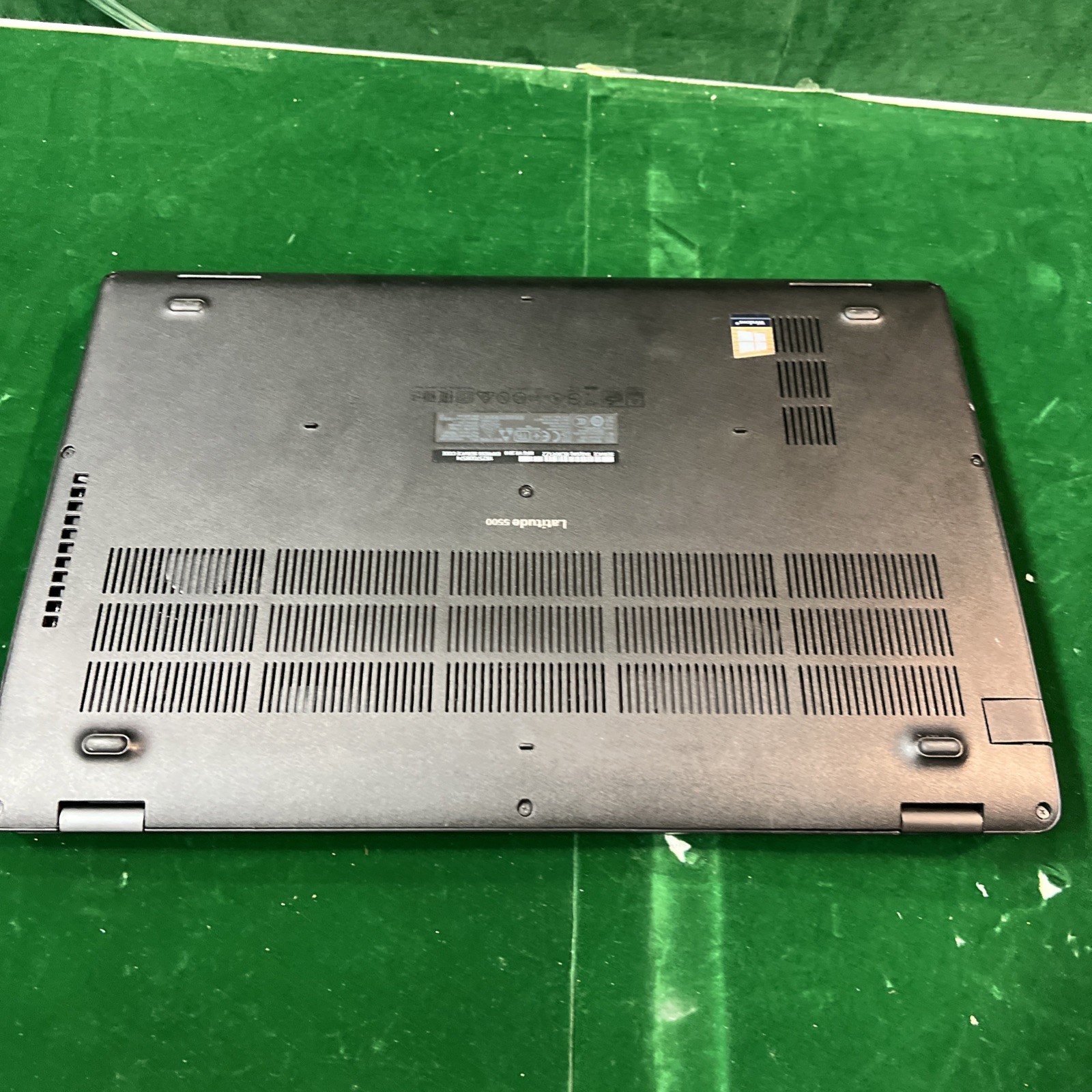 Dell Latitude 5500 15.6″ i5-8365U 1.60 GHz 8 GB RAM No SSD/OS/AC Very Good