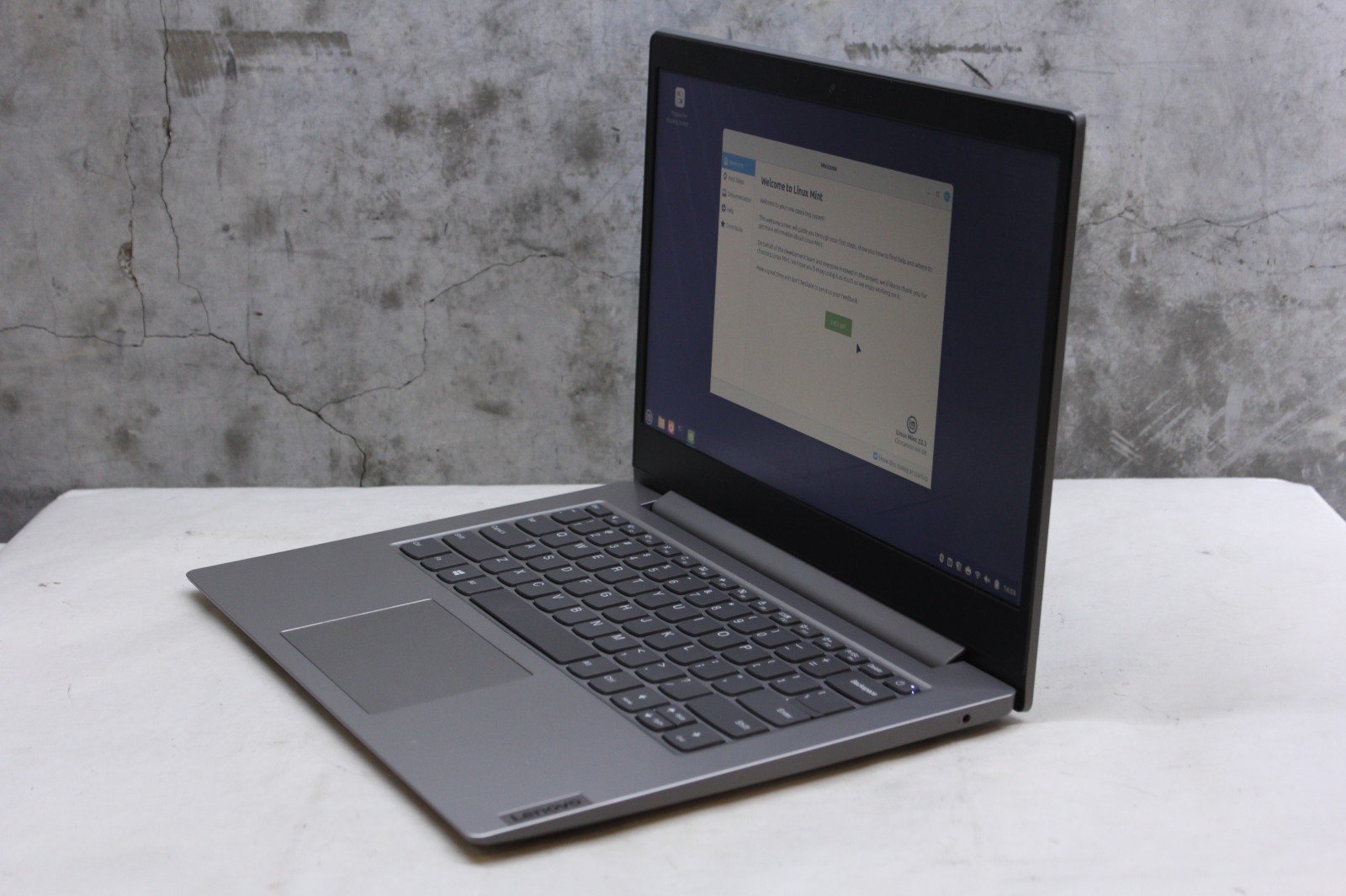 Lenovo IdeaPad Slim 1-14A | AMD A6-9220, 4GB Ram, 64GB emmc, Linux Mint *Read