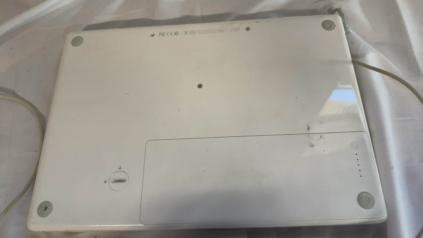 Apple MacBook 2.16GHz Intel Core 2 Duo 2GB DDR2 120GB HDD 13.3″ White