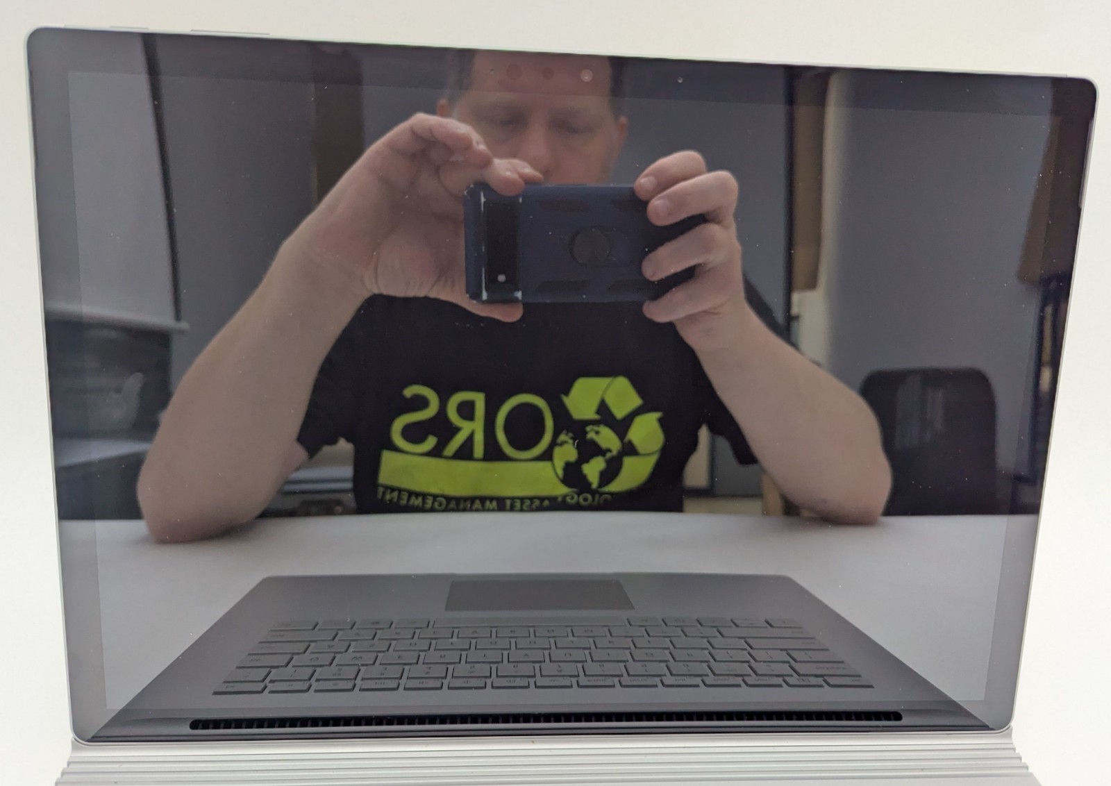 Incomplete Microsoft Surface Book 2 15″ i7-8650U 1.90GHz 16GB 256GB NVMe NVIDIA