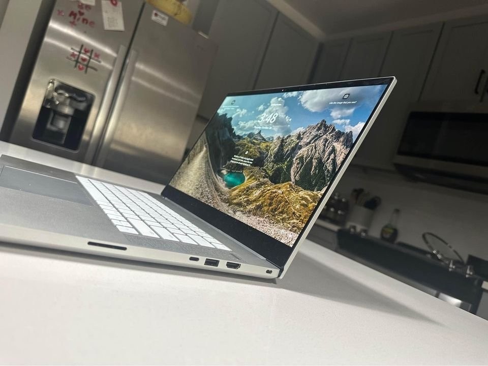 Razer Blade 15.6″ Studio Edition 4k OLED 60 Hz FOR PARTS READ DESCRIPTION