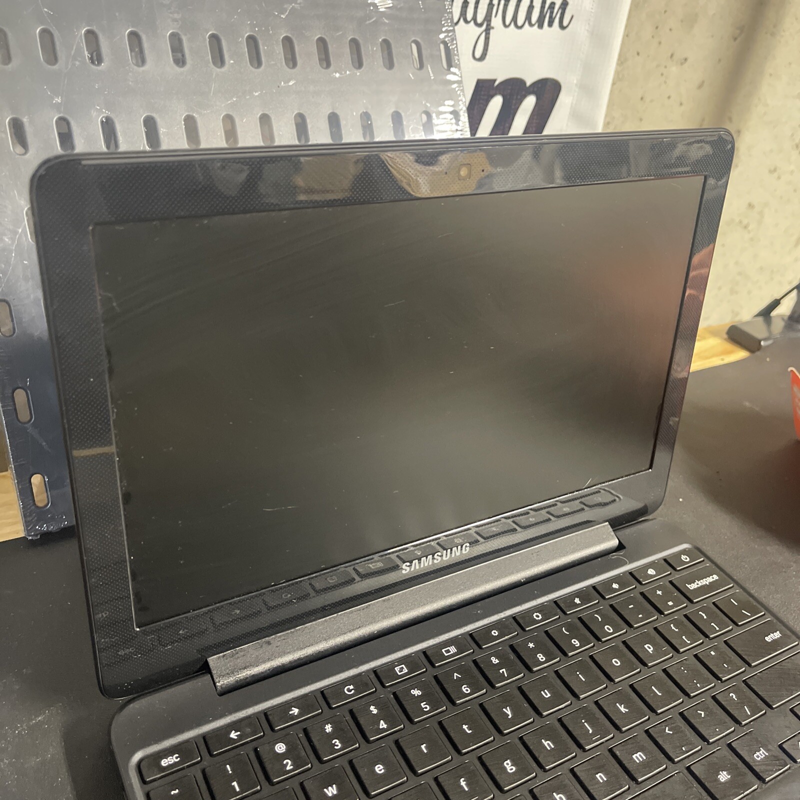 Samsung XE500C13-K04US Chromebook 3 11.6″ HD N3060 2GB RAM 16GB – READ DESC!