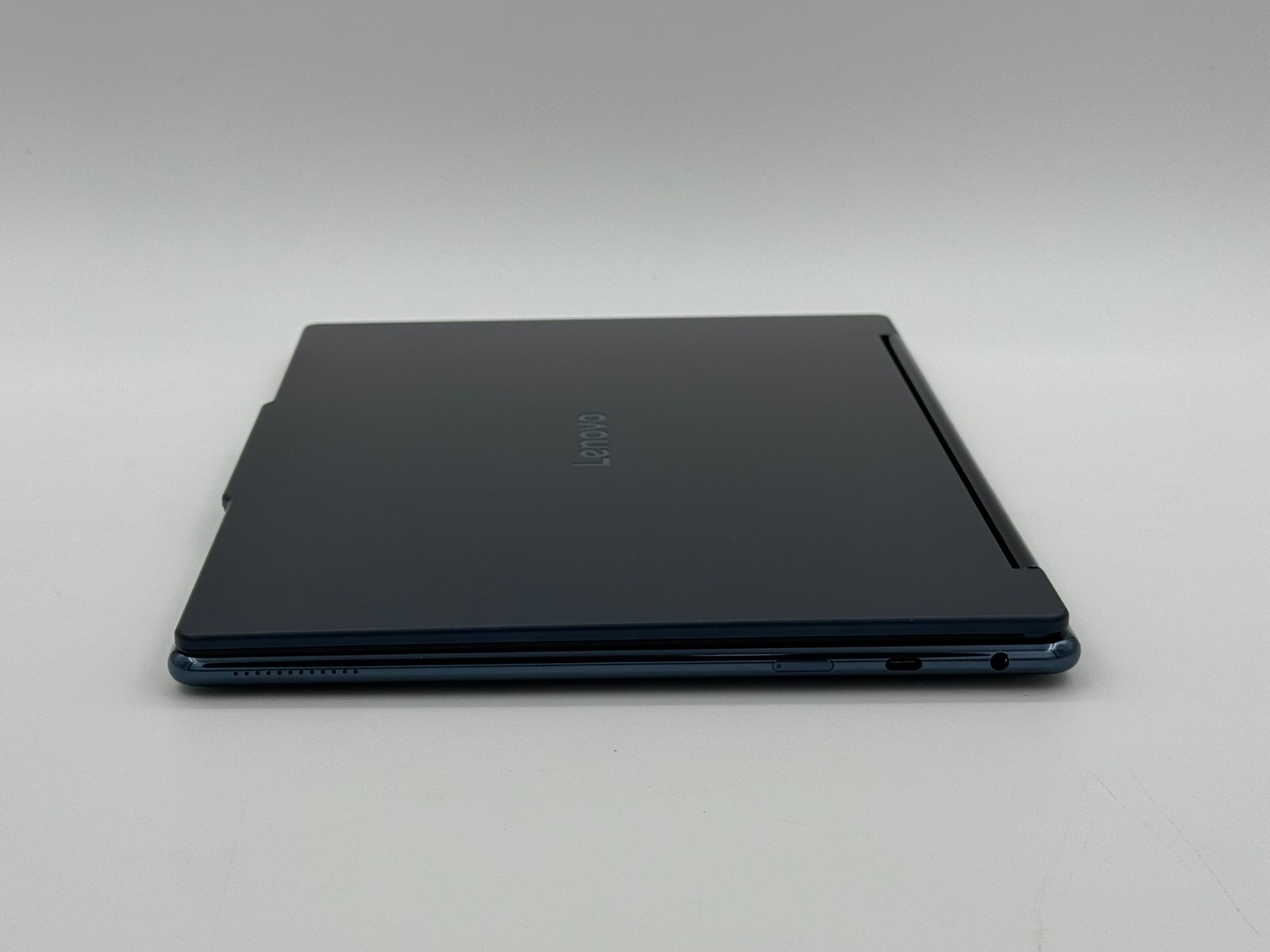 Lenovo Yoga 9i 2-in-1 Aura Edition 14″ 3K 120Hz OLED Touch Ultra 7 258V 32GB 1TB