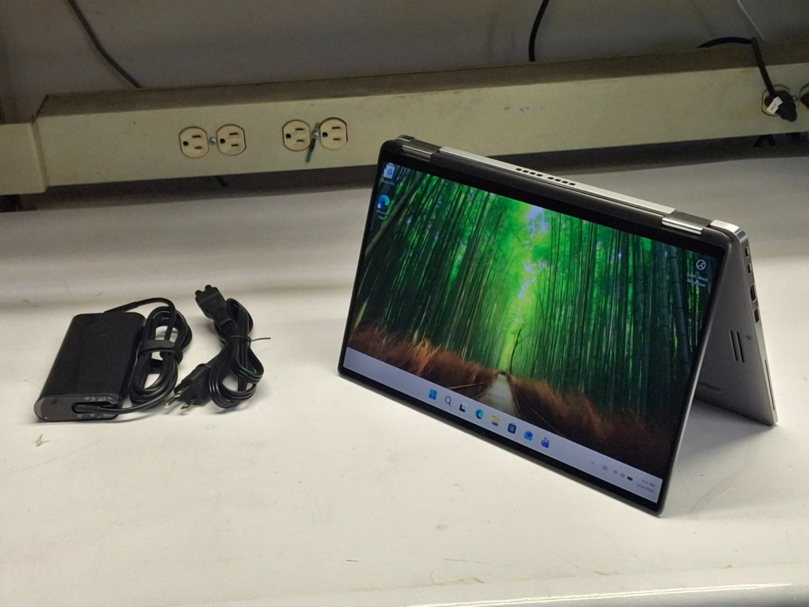 Dell Latitude 7400 2-in-1 14″ Laptop i7-8665U 16GB RAM 256GB NVMe Win 11P Touch