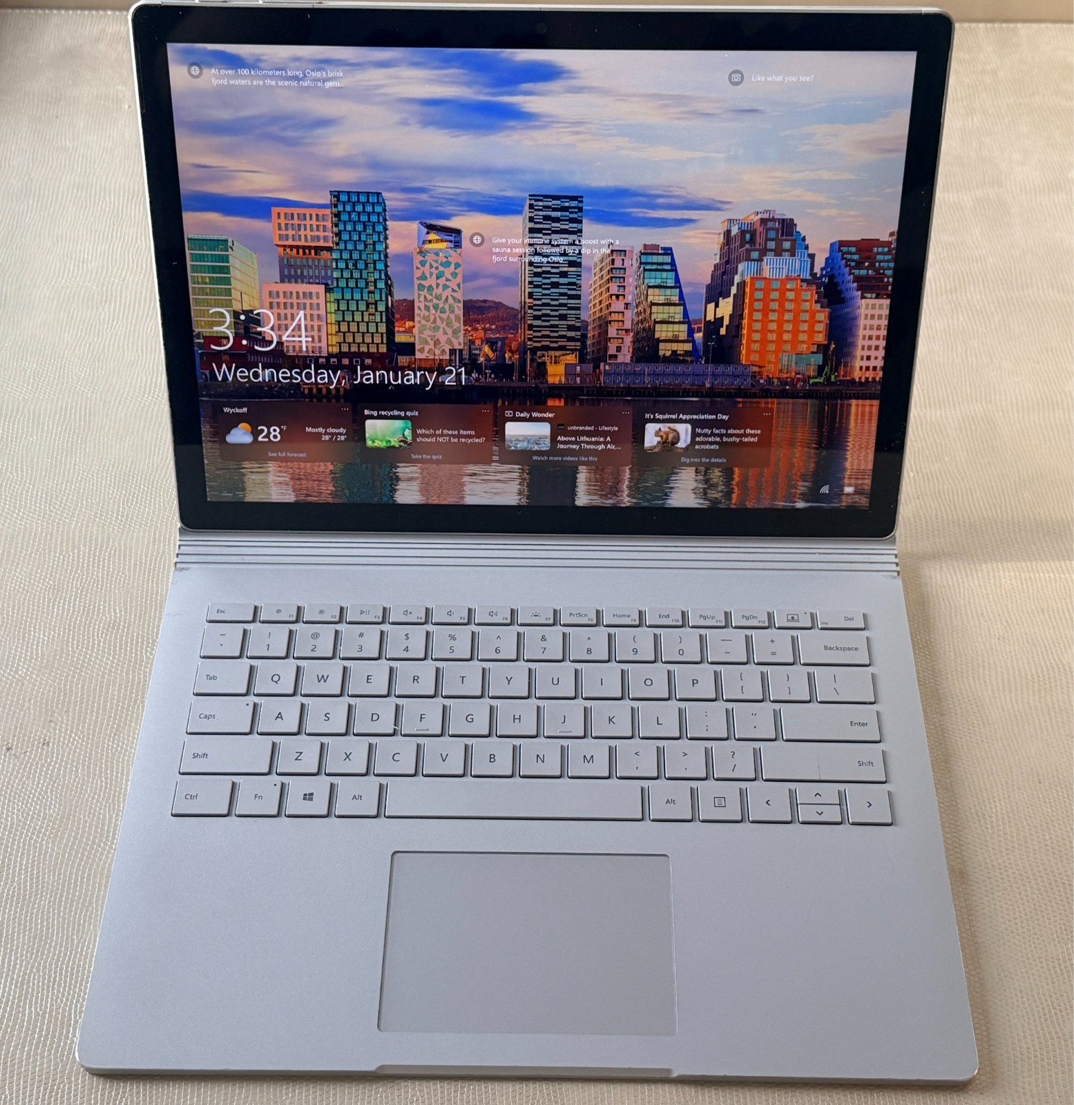 Microsoft Surface Book 2 13.5″ Laptop Core i5-7300U CPU w/ Retail Box & Charger