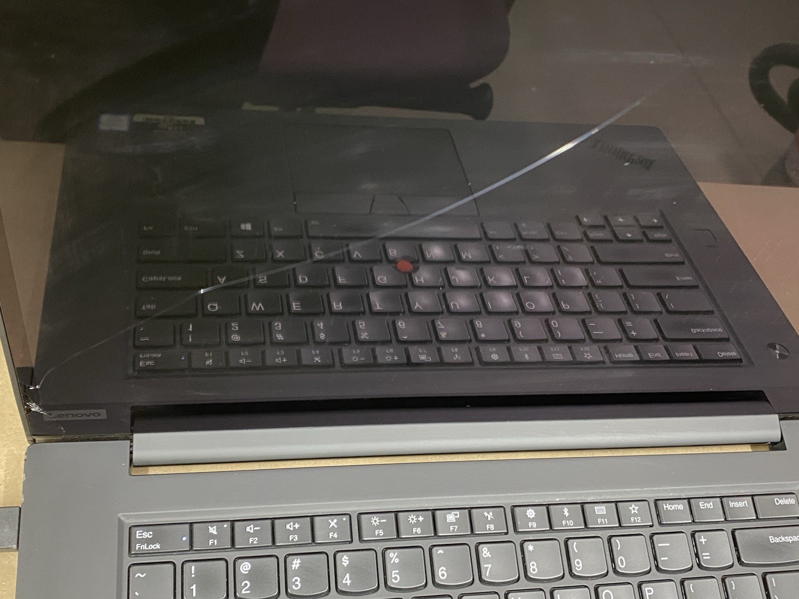 Lenovo Thinkpad P1 – 15.5″ 3840*2160 E-2176M 16GB – 256GB SSD – Win 11 – READ