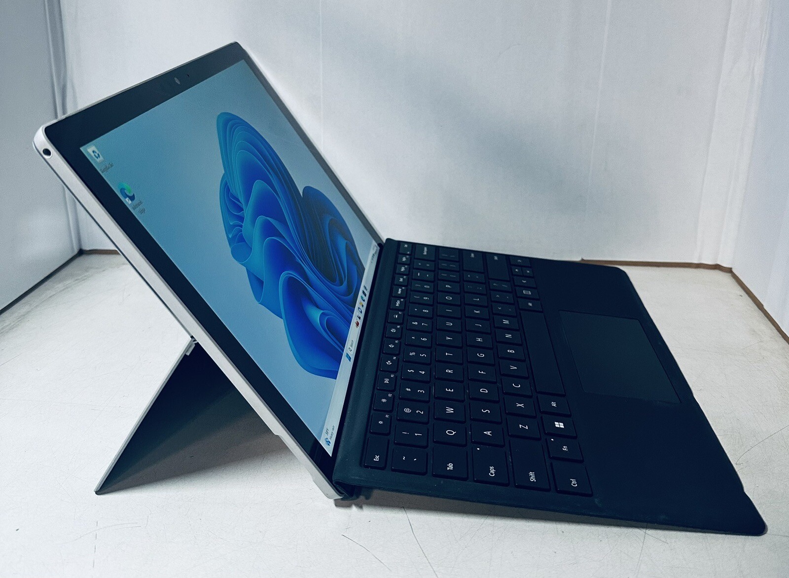 MICROSOFT SURFACE PRO (5TH GEN) 12.3″ Intel m3 7Y30 1.00GHz 4GB RAM 128GB SSD