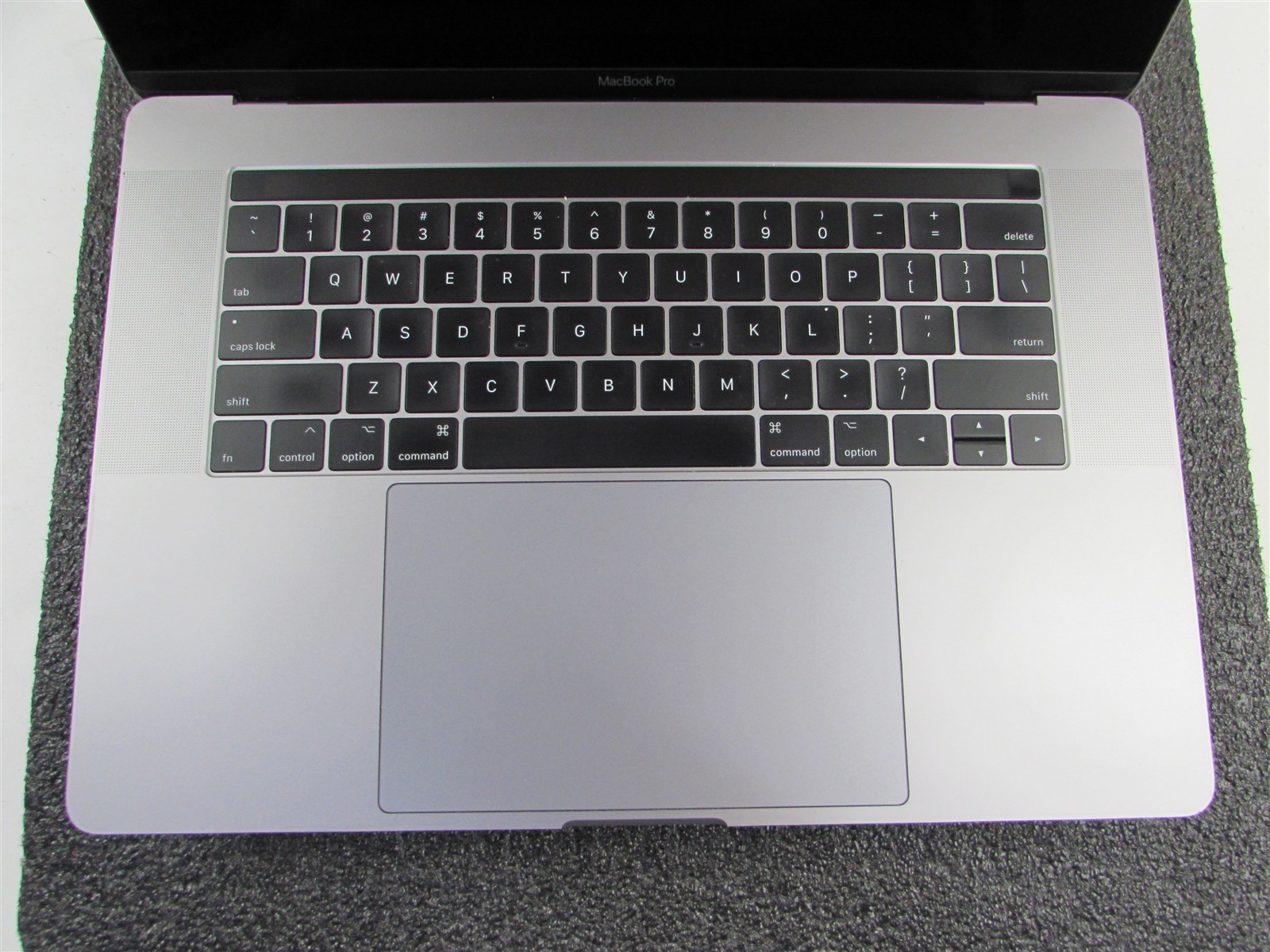 APPLE MACBOOK PRO A1707 2880X1800 I7-7700HQ 256GB SSD 16GB RAM AMD GPU NO O.S