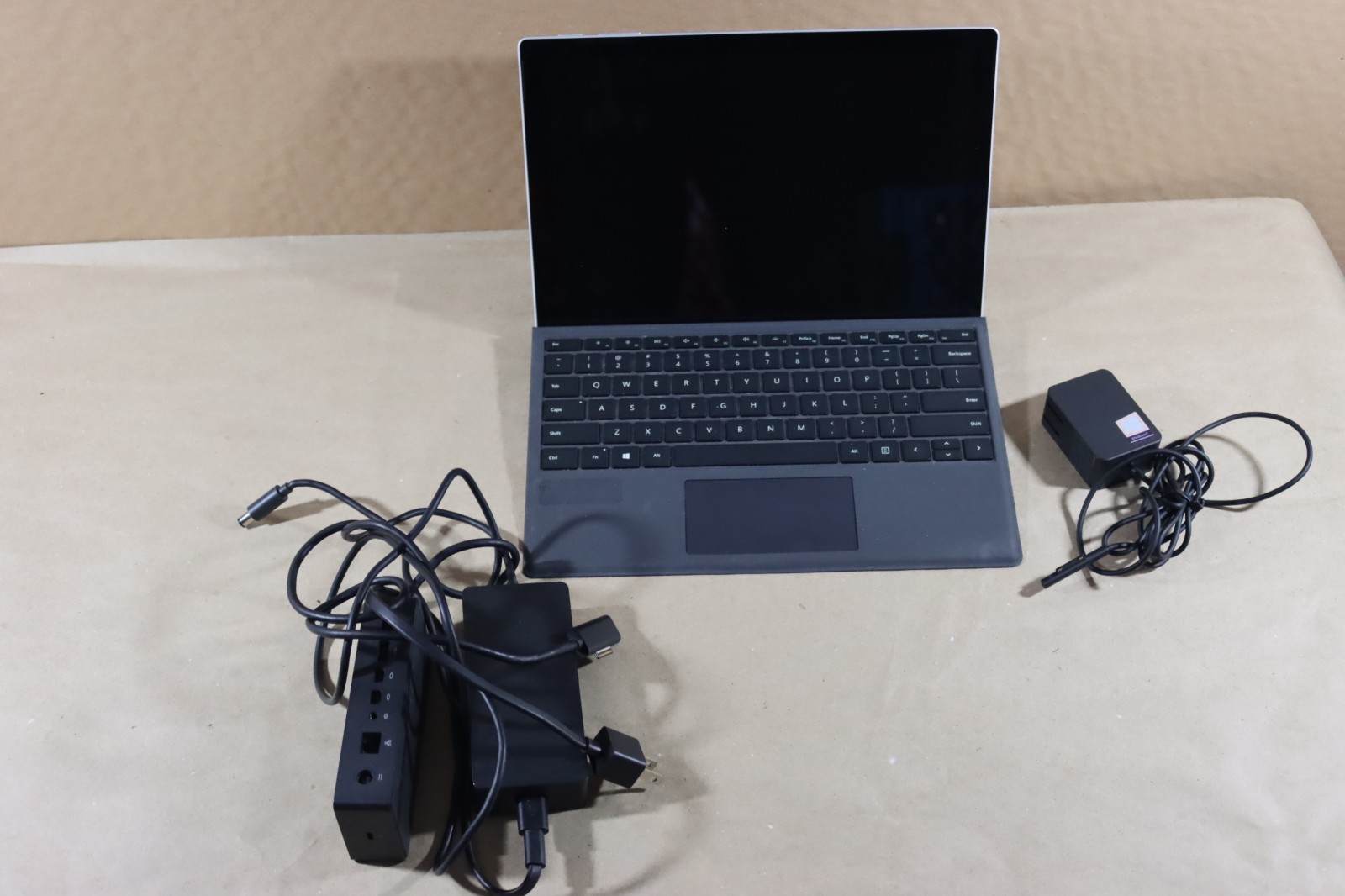 Microsoft Surface Pro 5 i5-7300U 8GB RAM 256GB Wi-Fi + Cellular / LTE