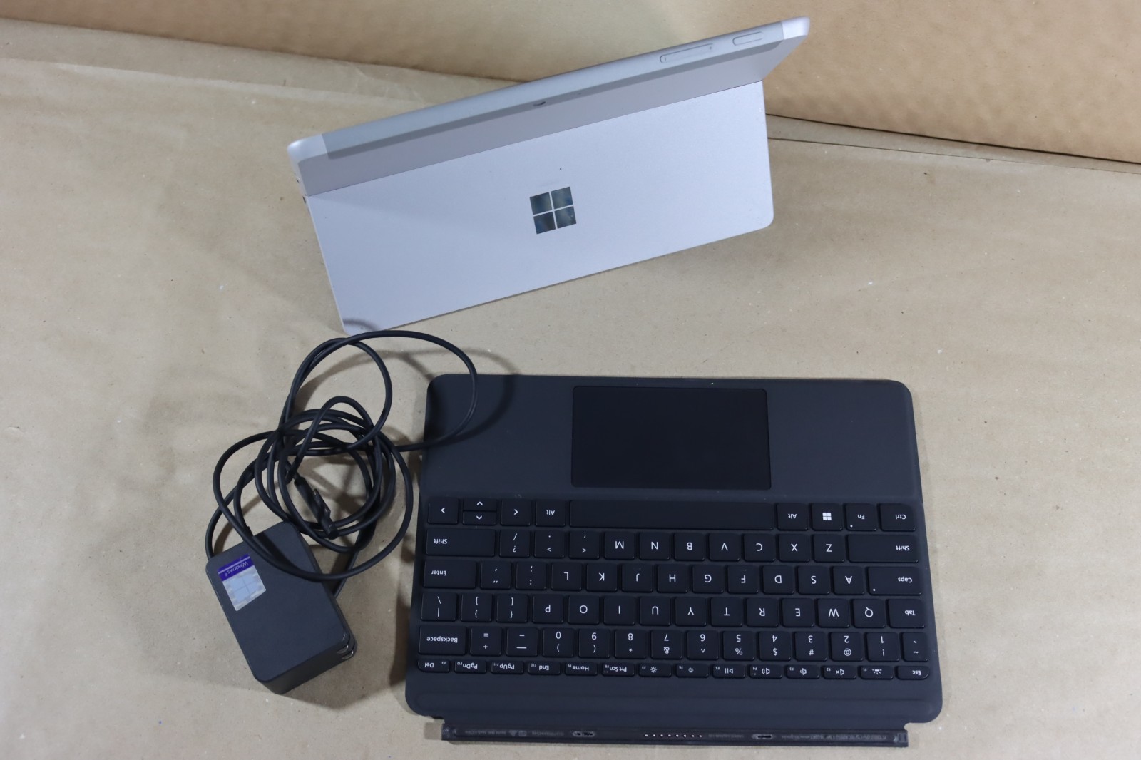 Microsoft Surface Go LTE 1825 10.5″ 8GB RAM 128GB SSD Cellular + Wifi