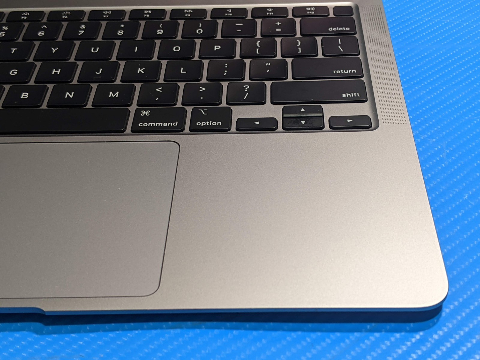 Apple MacBook Air 13″ A2179 (2020) i5-1030NG7 1.1GHz 8GB 512GB SSD MVH22LL/A +PA