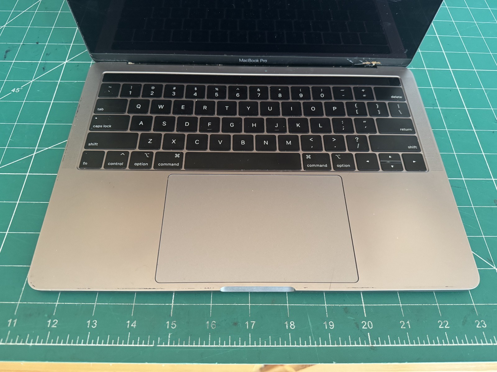 APPLE MACBOOK PRO A1989 WON’T TURN ON FOR PARTS AS-IS SEE PHOTOS