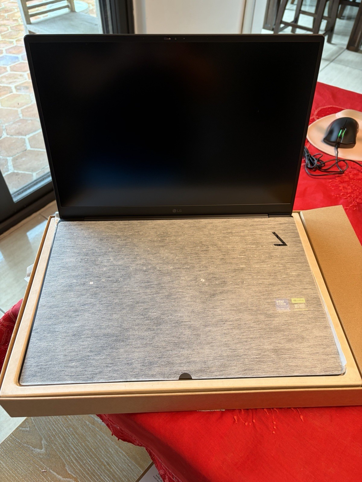LG gram 17Z90TR-E.ADB9U1 17″ Ultra 9 32GB 2TB RTX 5050 Notebook