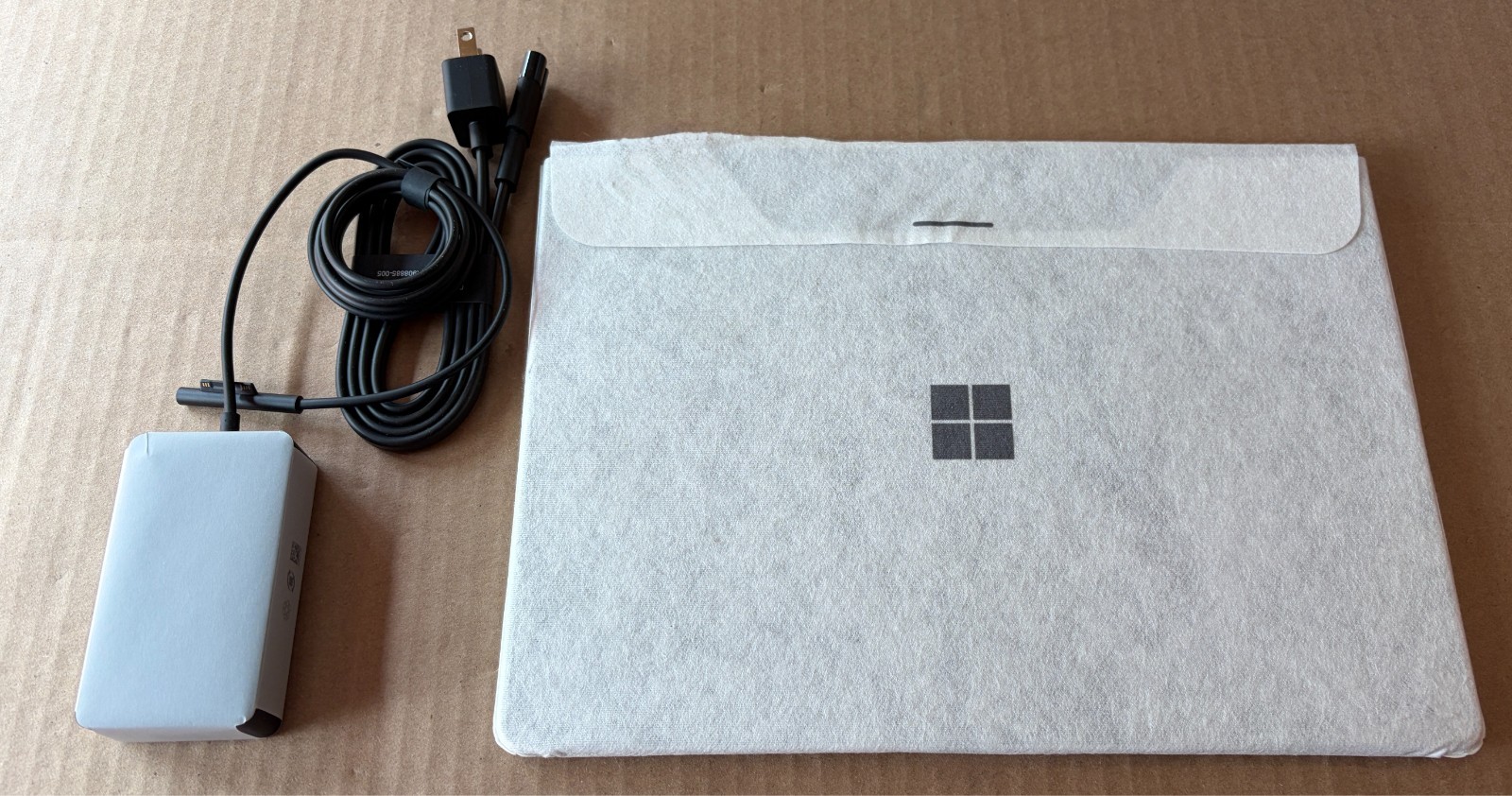 Microsoft Surface Pro 11 13″ OLED Ultra 7 266V 16GB 512GB EP2-20247 ( Read Desc)