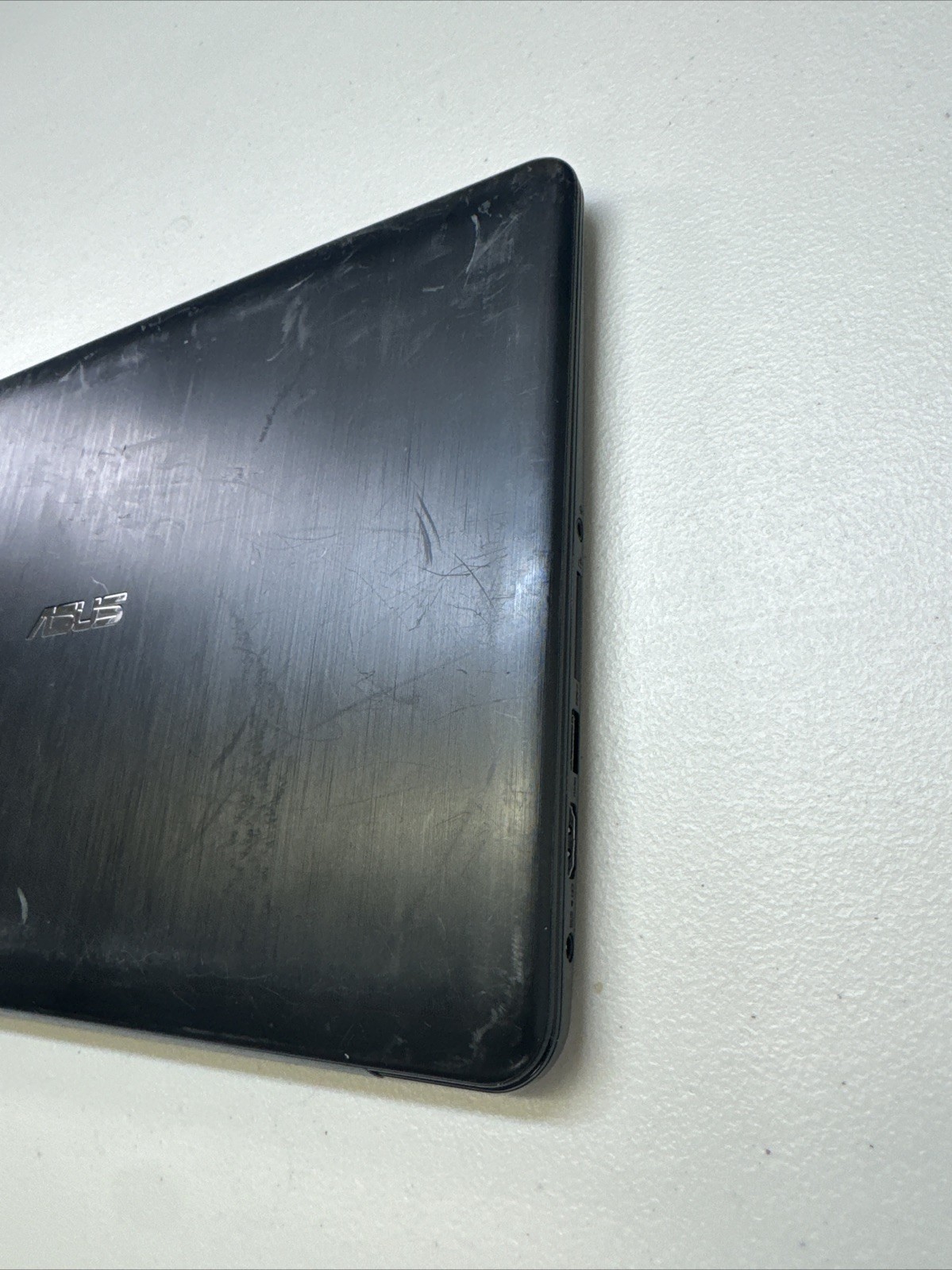 ASUS Chromebook C300M 13″ Celeron @ 1.6GHz 4GB RAM 32GB SSD ChromeOS