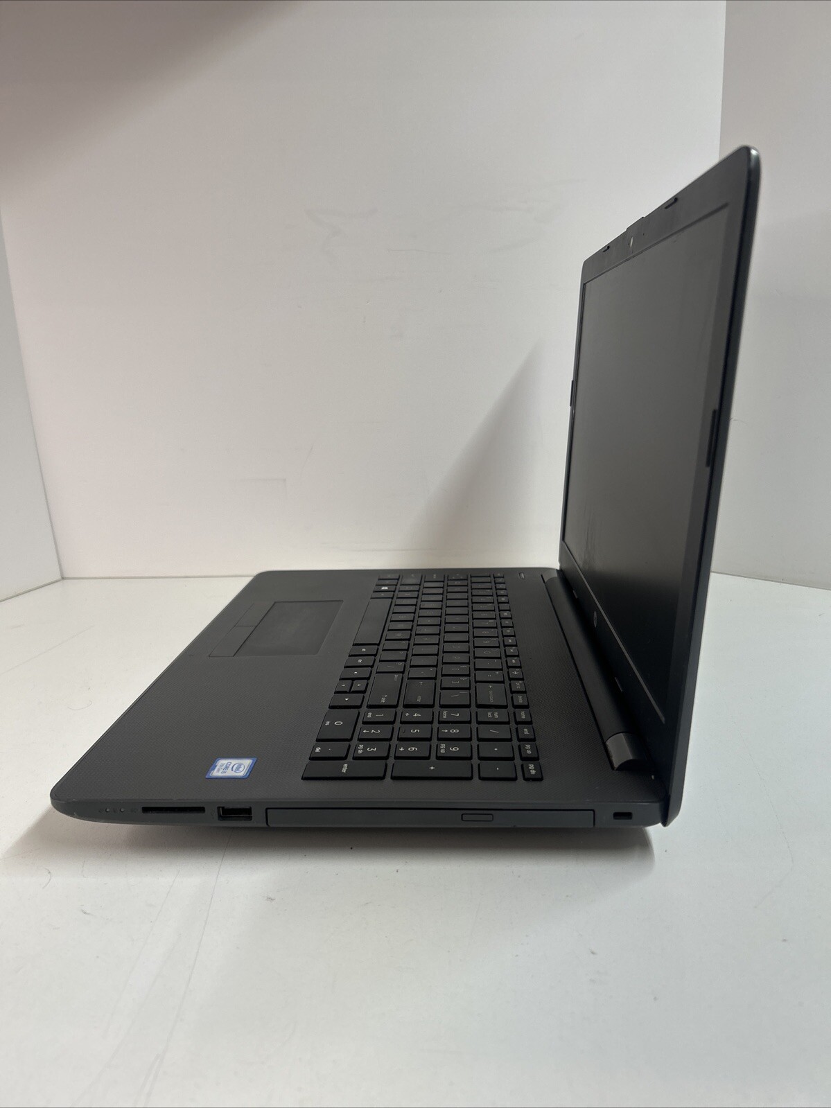 HP 250 G6 Notebook PC 15.6″ i5-7200U @ 2.50GHz – 8GB DDR4 256GB SSD W11P