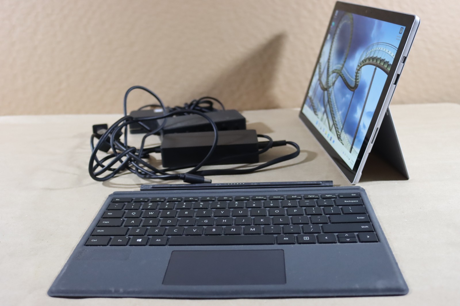 Microsoft Surface Pro 5 i5-7300U 8GB RAM 256GB Wi-Fi + Cellular / LTE