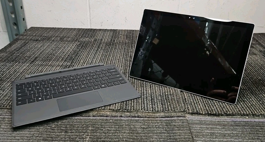 Microsoft 1724 Surface Pro 4 128G with Keyboard – FOR PARTS-BAD BATTERY