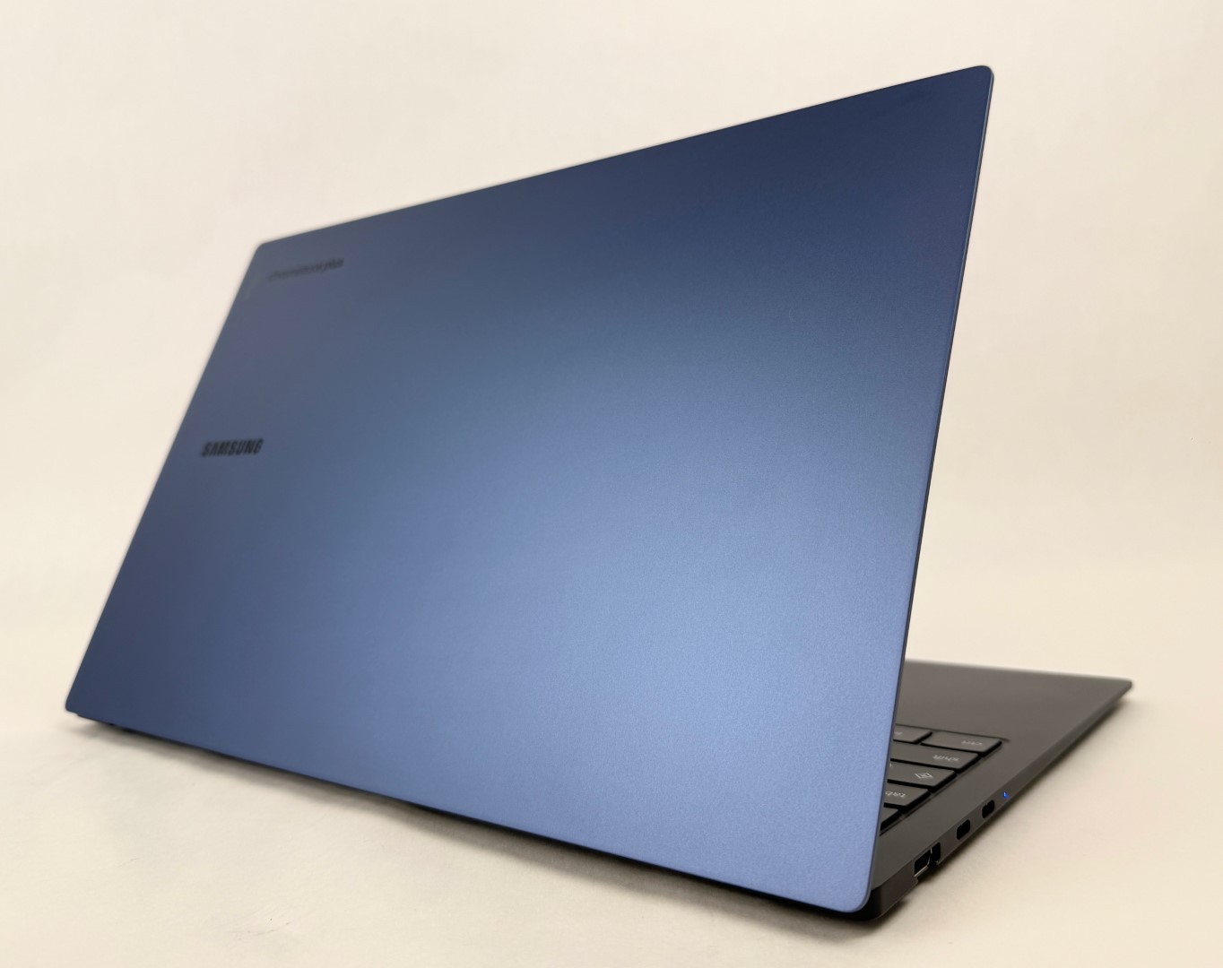 Samsung Chromebook Plus 15.6″ FHD AMOLED Core 3 100U 8GB 256GB Google AI – Dent