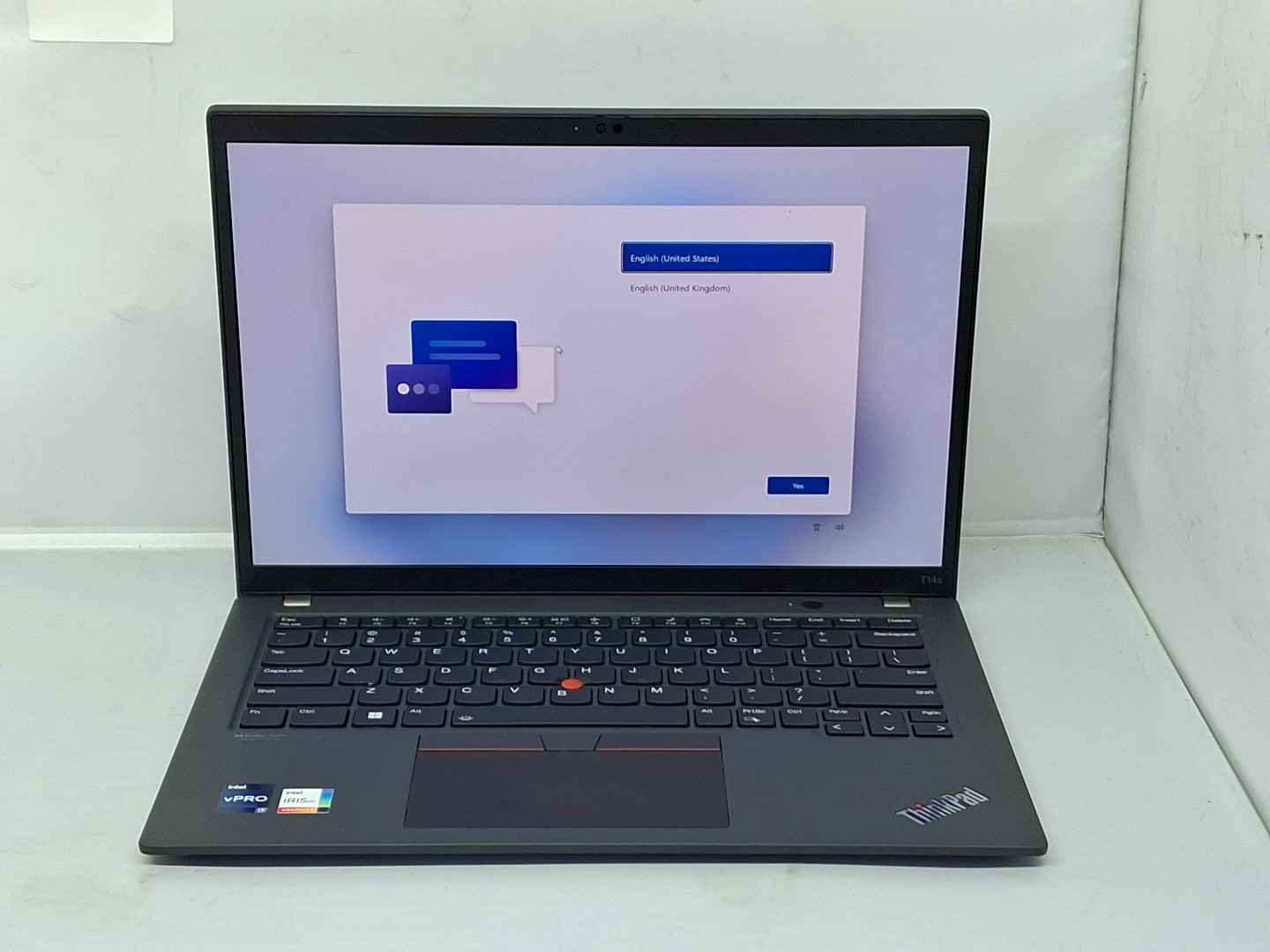 Lenovo ThinkPad T14s Gen 3 – i7-1270P – 16GB, 512GB, Windows 11 – tiny scratch