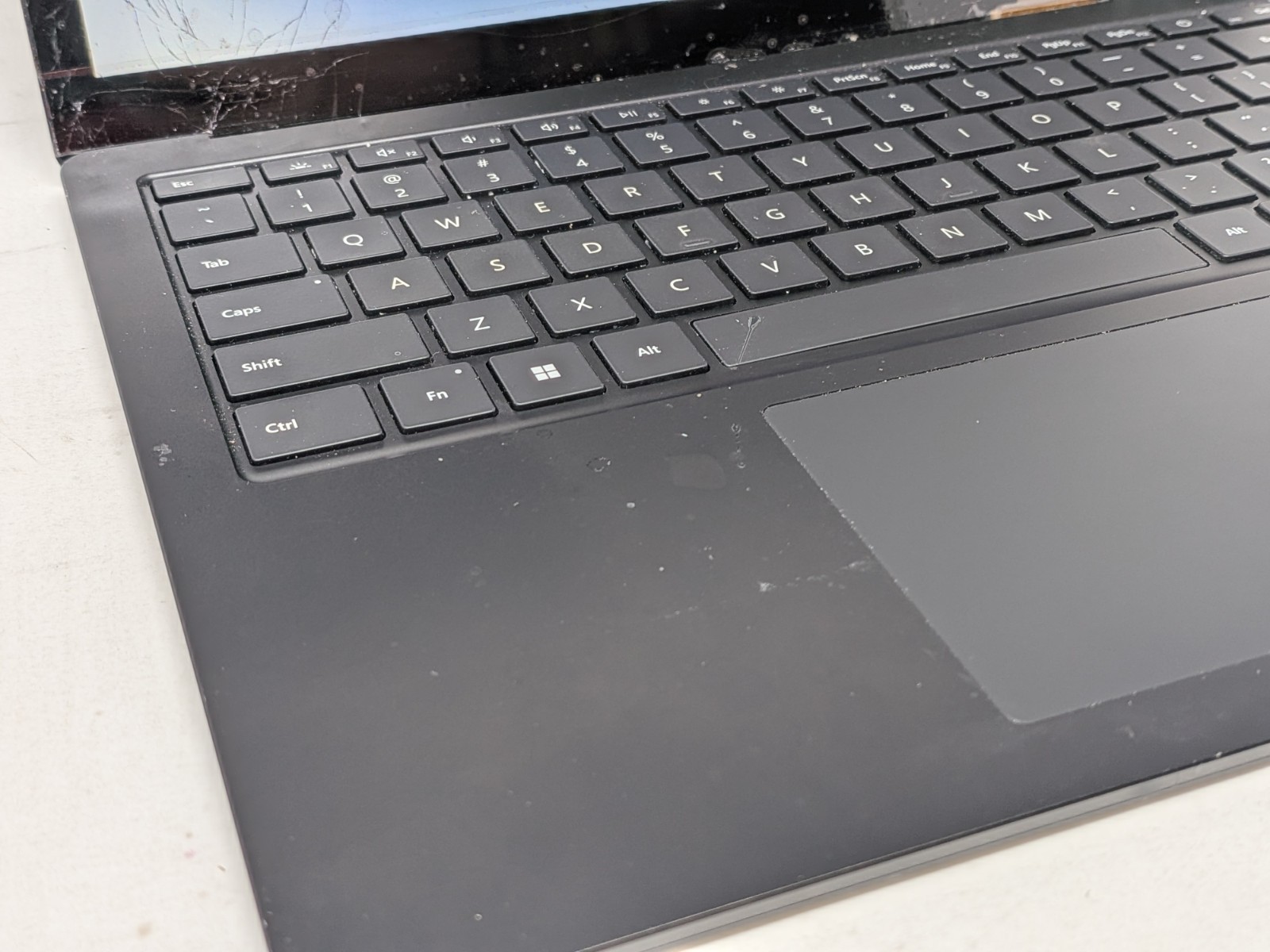 Microsoft Surface Laptop 3 13.5″ i5-1035G7 8GB RAM 256GB SSD Cracked Screen READ
