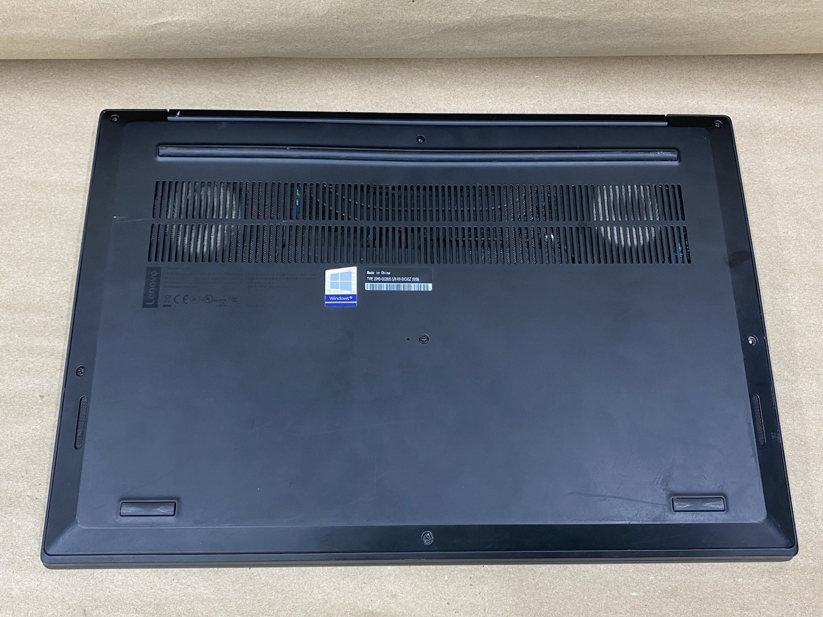 Lenovo Thinkpad P1 – 15.5″ 3840*2160 E-2176M 16GB – 256GB SSD – Win 11 – READ