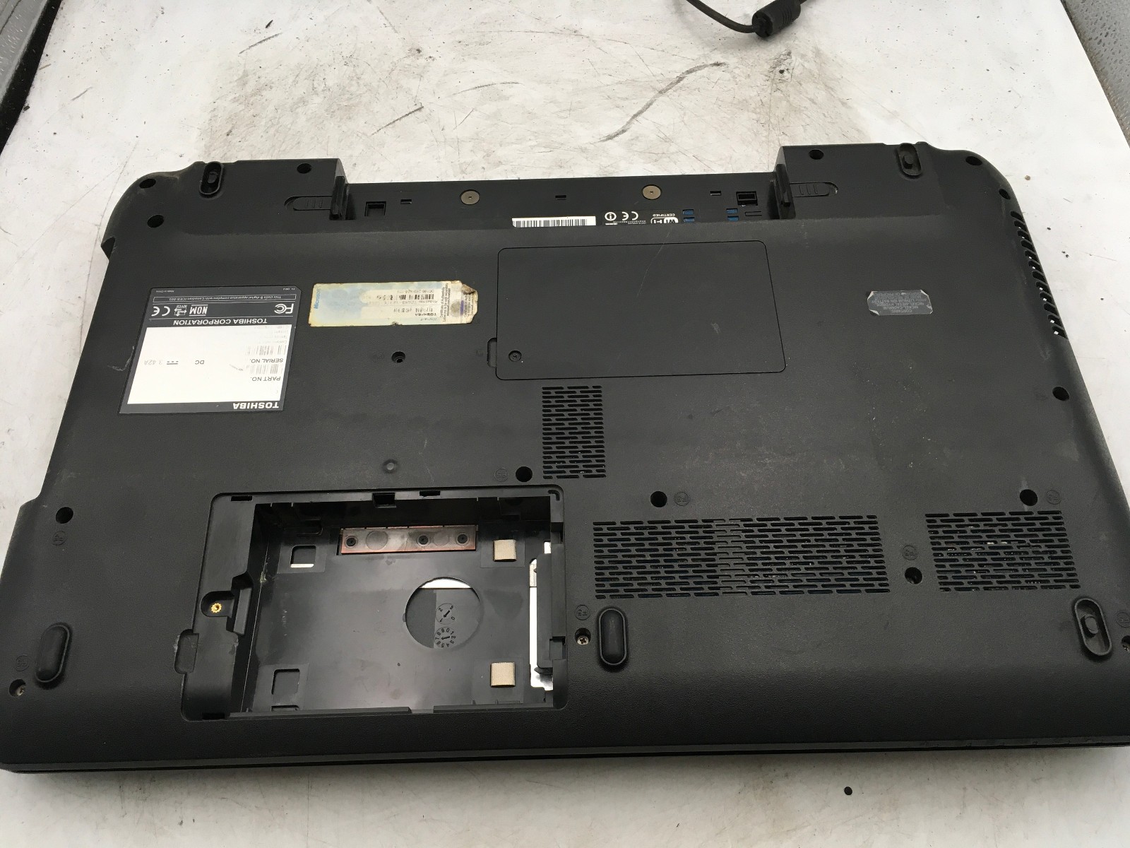TOSHIBA SATELLITE – FOR PARTS / NO POWER – UKNOWN CPU – 4GB RAM – 15″ -READ – BB
