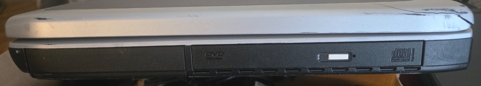 HP Pavilion ZE4910US Laptop Intel Celeron w/AC Adapter *Cracked Screen*