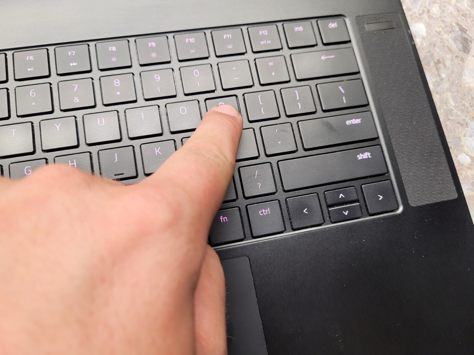 Razer Blade 15 Advanced RZ09-033 15.6″ 300HZ I7-10875H 16GB RTX 2070S MAXQ READ