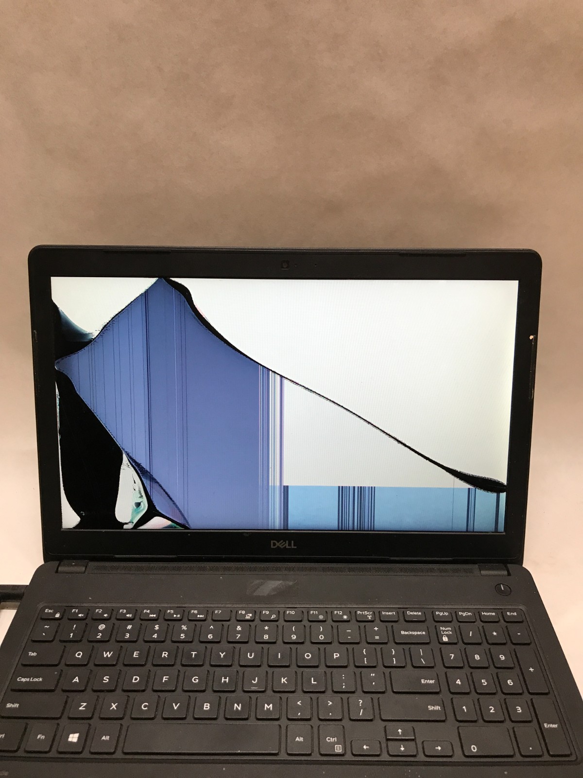 Dell Latitude 3580 15″ Intel Core i5 NO RAM NO HDD/OS For Parts Cracked LCD – DW