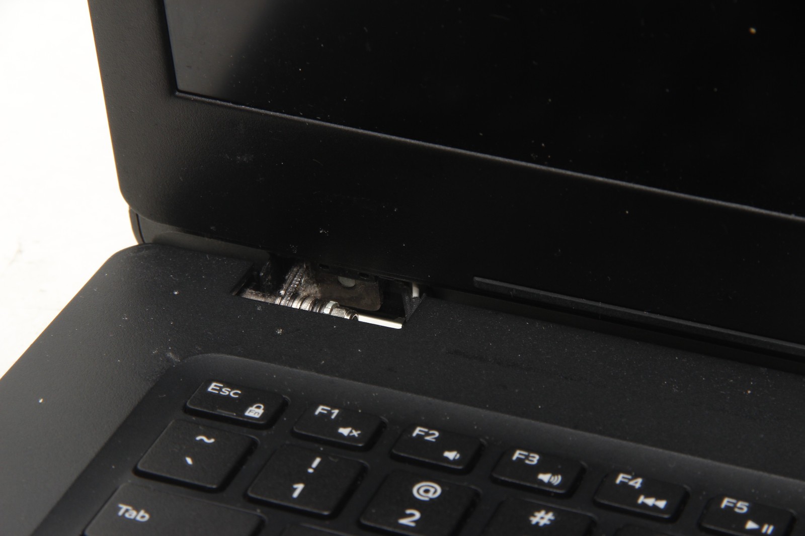 Lot of 2 Dell Latitude 3490 14″ Laptops Intel i5 No RAM NO SSDS AS-IS