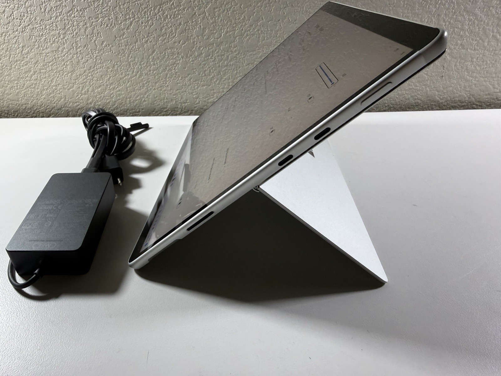 Microsoft Surface Pro 8 (1982) i5-1145G7 – 16GB RAM – 256GB 120Hz – Win 11 Pro