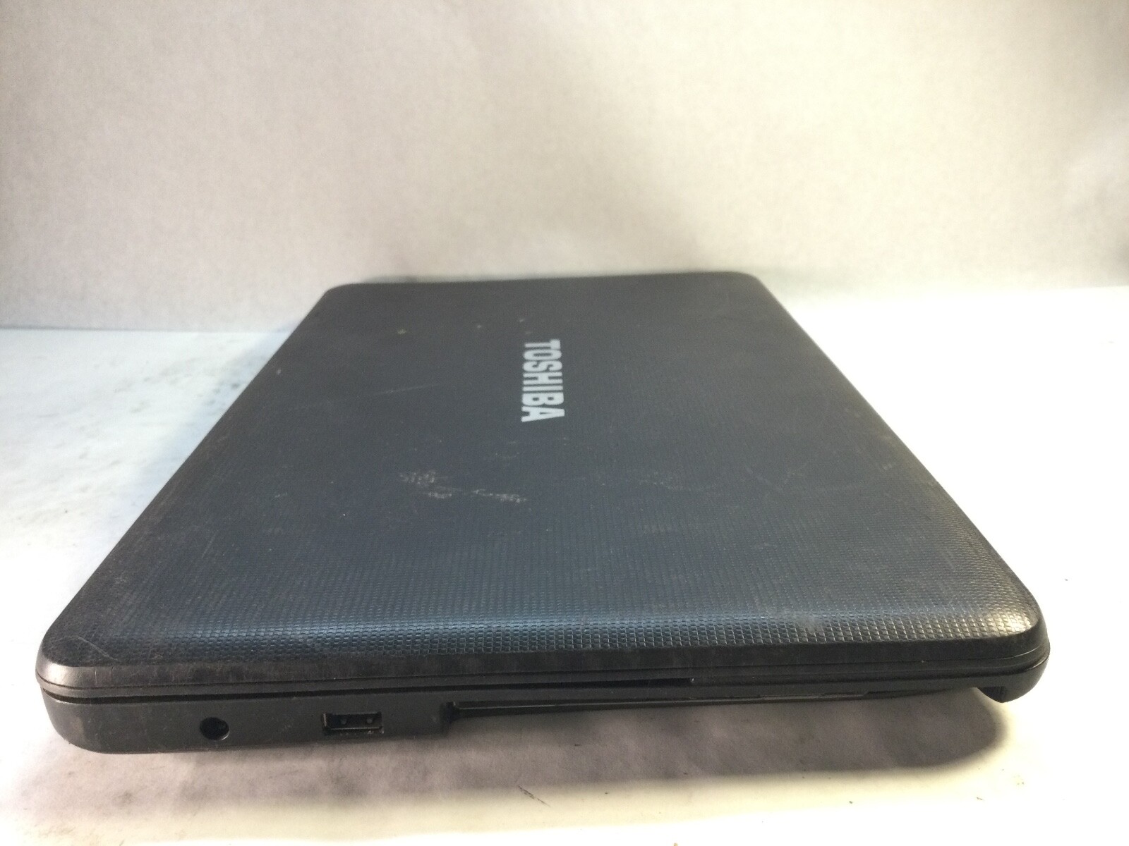 Toshiba Satellite Pro C855 15″ Laptop Intel Core i3 – POWERS/BROKEN DISPLAY – MZ