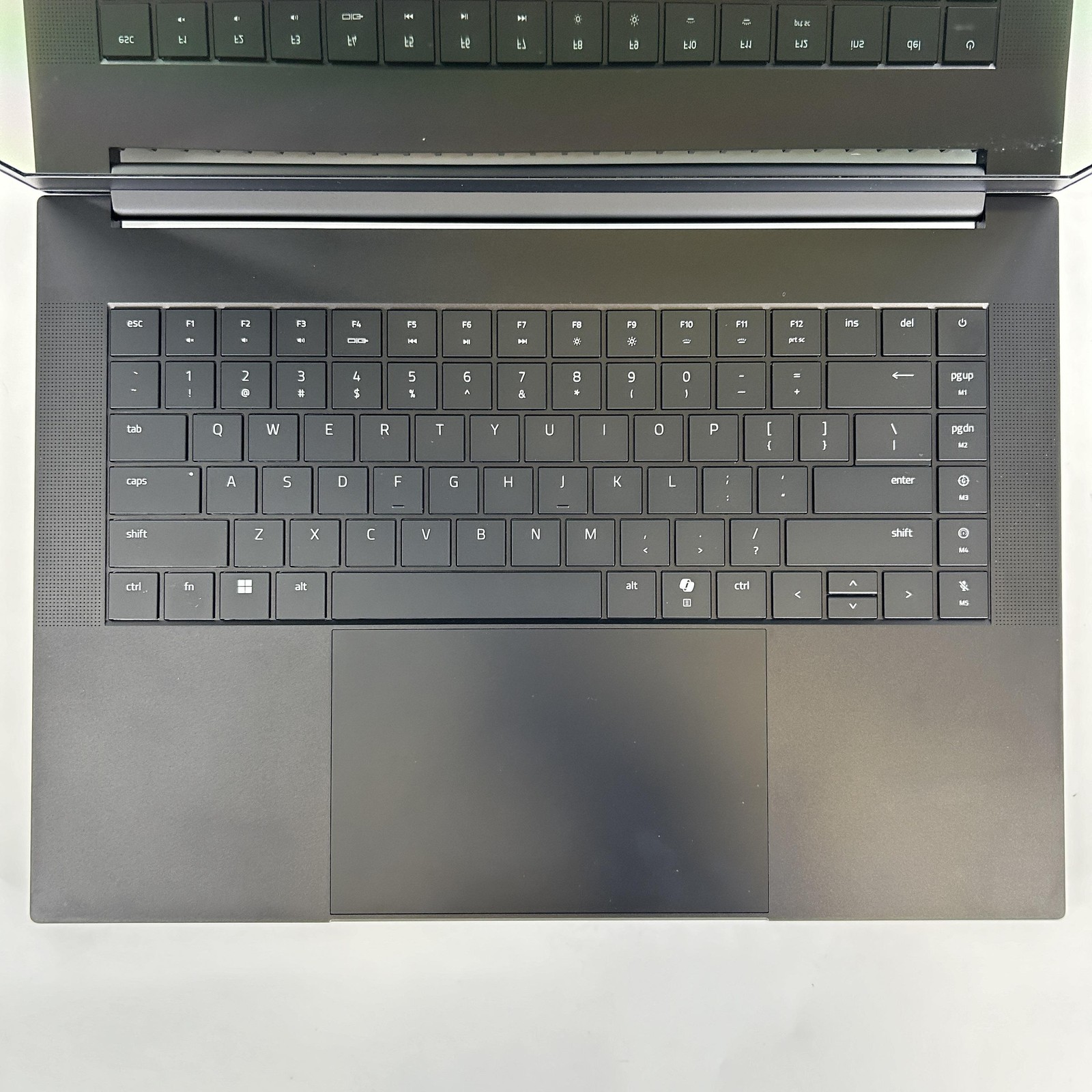 Razer Blade 16 240Hz QHD+ 2025 2.0 GHz Ryzen AI 9 HX 370 32GB 2TB SSD RTX 5090