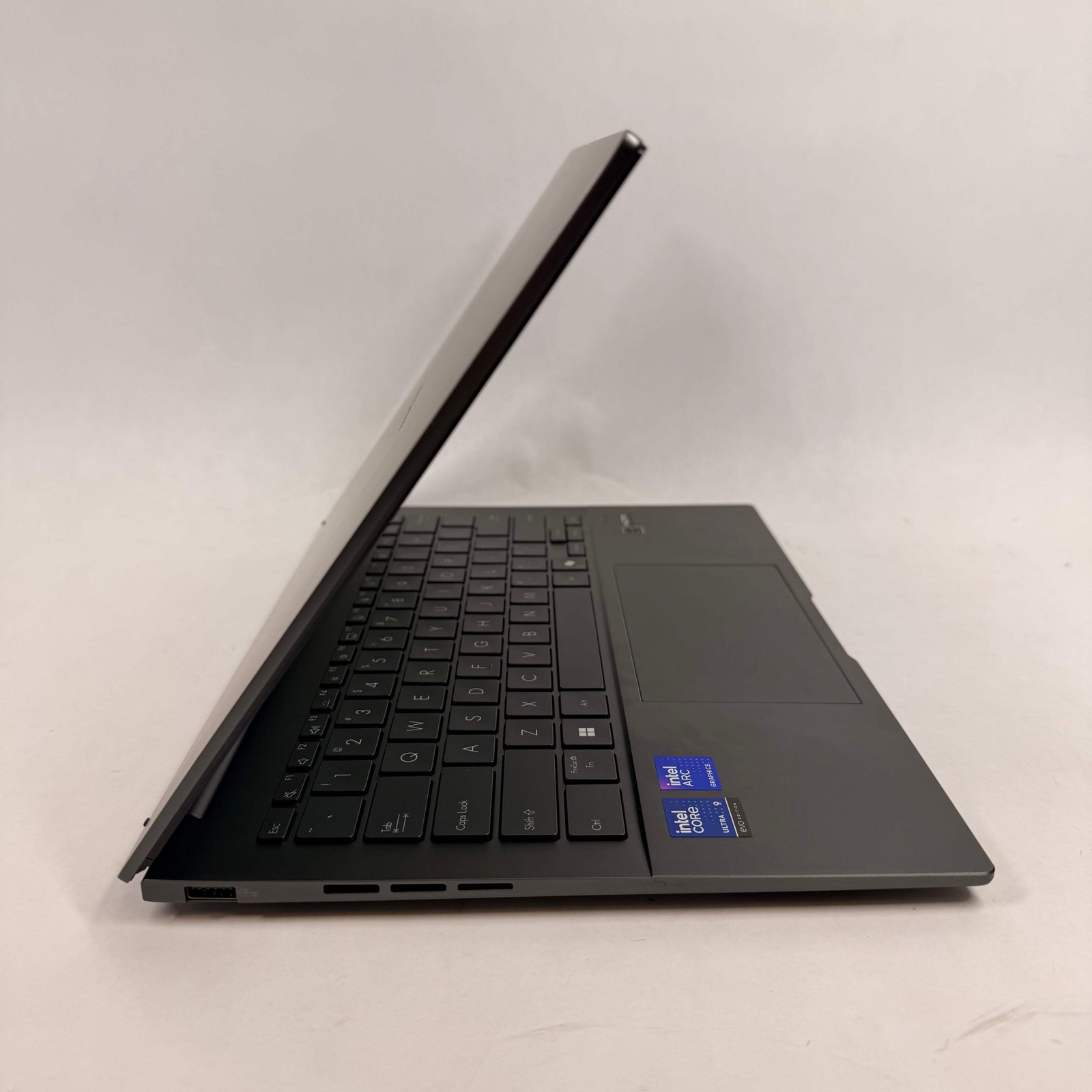 Asus Zenbook UX3405 14″ Core Ultra 9 285H 2.9GHz 32GB RAM 1TB SSD