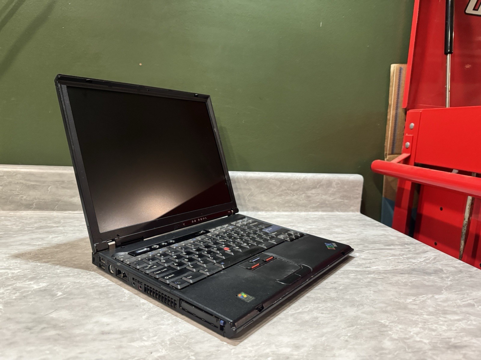 IBM ThinkPad T40 Laptop Powers On Unknown Specifications BIOS LOCKED