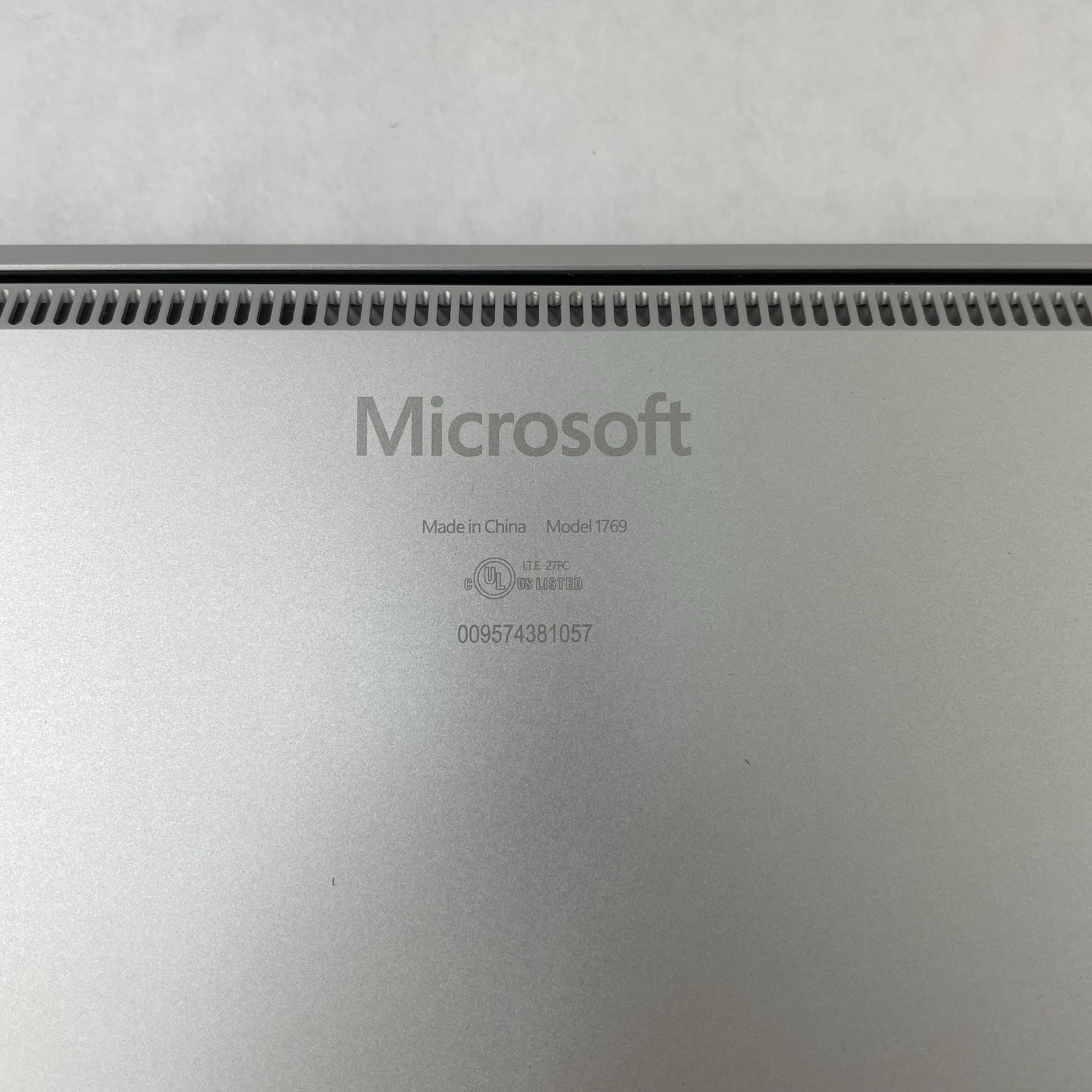 Microsoft Surface Laptop 13.3″ i5-7200U 2.50 GHz 8 GB RAM 256 GB SSD Windows 11