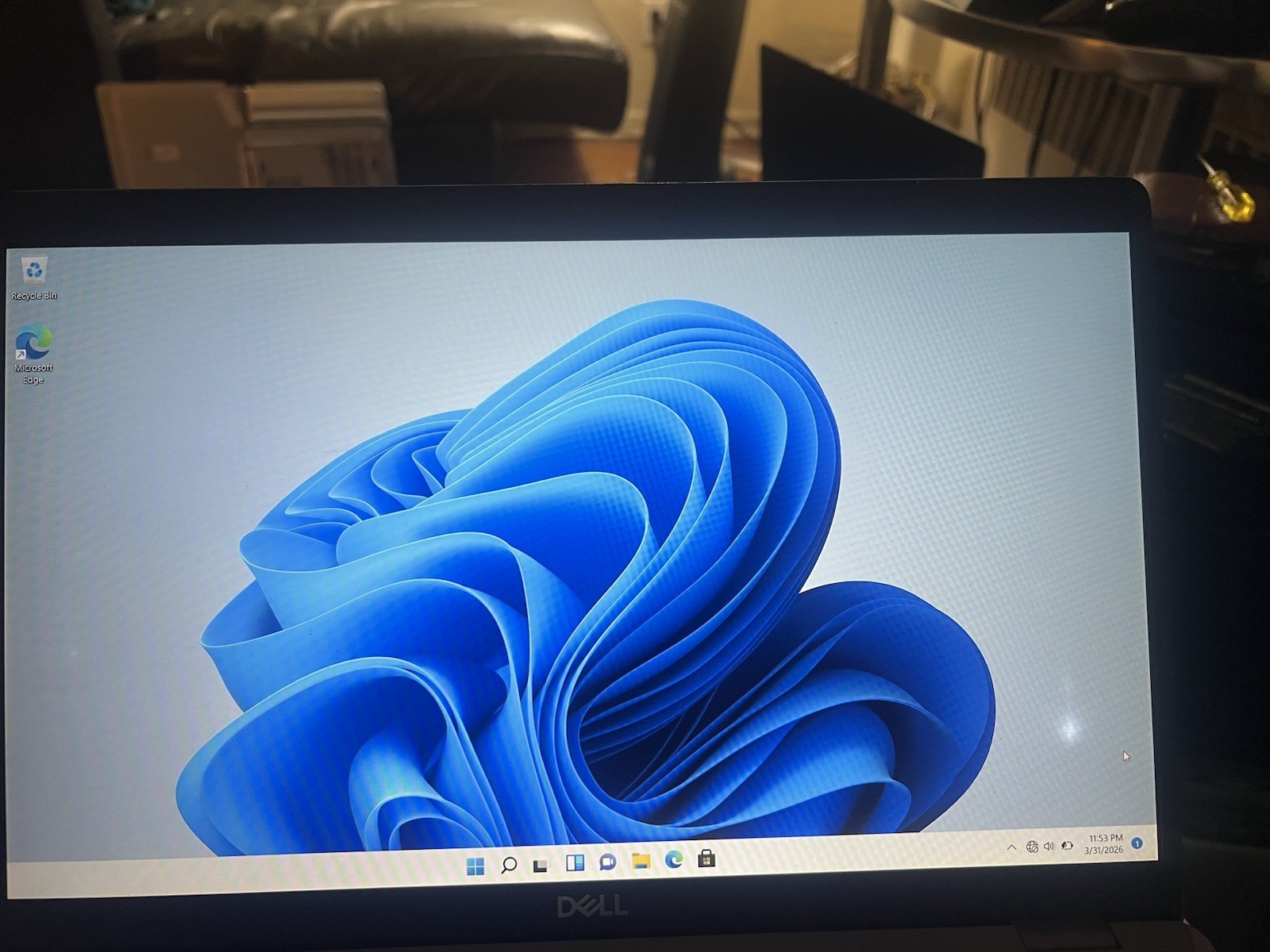 Dell Precision 3551 15″ FHD i7-10850H 2.70G 16GB 256GB SSD – Win 11 Pro