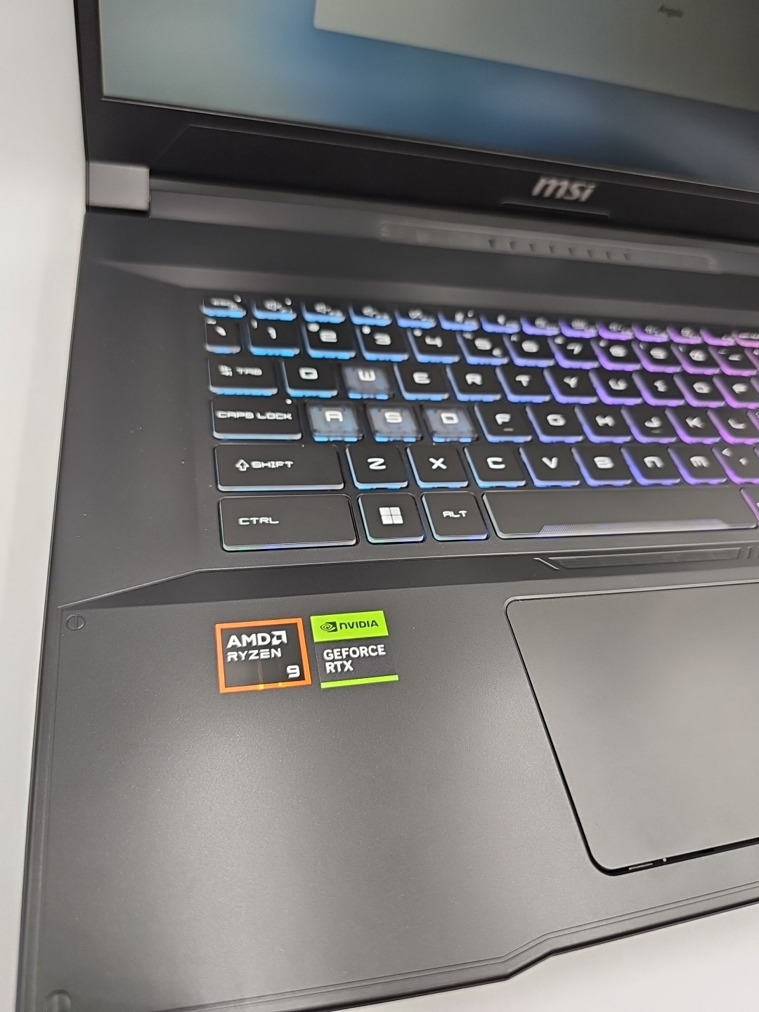 MSI Katana A17 (AIBV8) AMD Ryzen 9 8945HS 32GB 1TB SSD NVIDIA GeForce RTX 4050