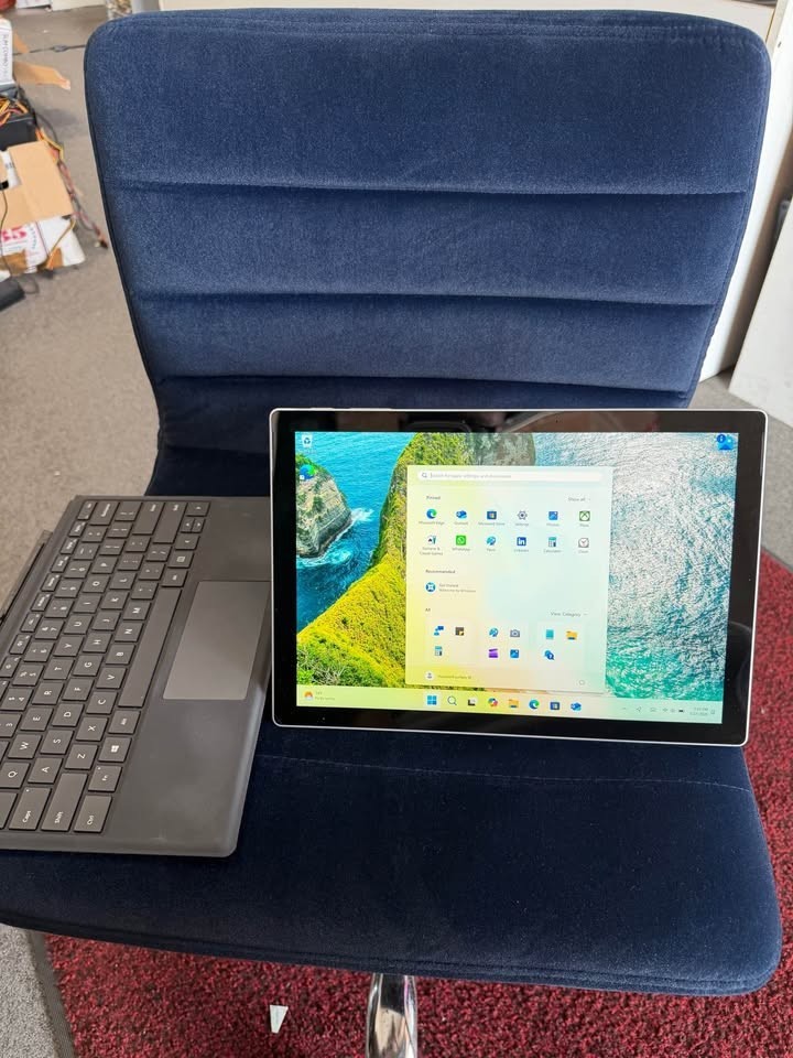Microsoft Surface Pro 5 (256Gb, Intel Core i5 7th Gen., 2.60GHz, 8GB)…